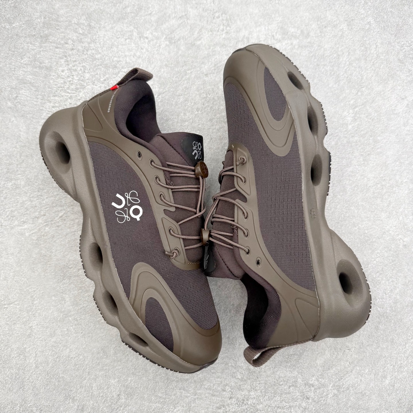 图片[3]-＃莞产 LOEWE罗意威 x ON昂跑 联名款 Cloudsolo系列 •原鞋一致橡胶底 原版高弹MD 加爆米花料 •正确后跟小蛮腰 •Logo立体有光泽度 •正确鞋头饱满立体 •鞋舌TPU立体高频 •正确鞋面网布多层厚实材料 •后跟织带高频立体 织带上浆加硬 •正确鞋带头滴胶柔软 •正确鞋垫前薄后厚有弹性（欧奈斯材料，非普通海玻璃） 尺码：36 36.5 37 37.5 38 38.5 39 40 40.5 41 42 42.5 43 44 44.5 45 46（真半码）-选品中心