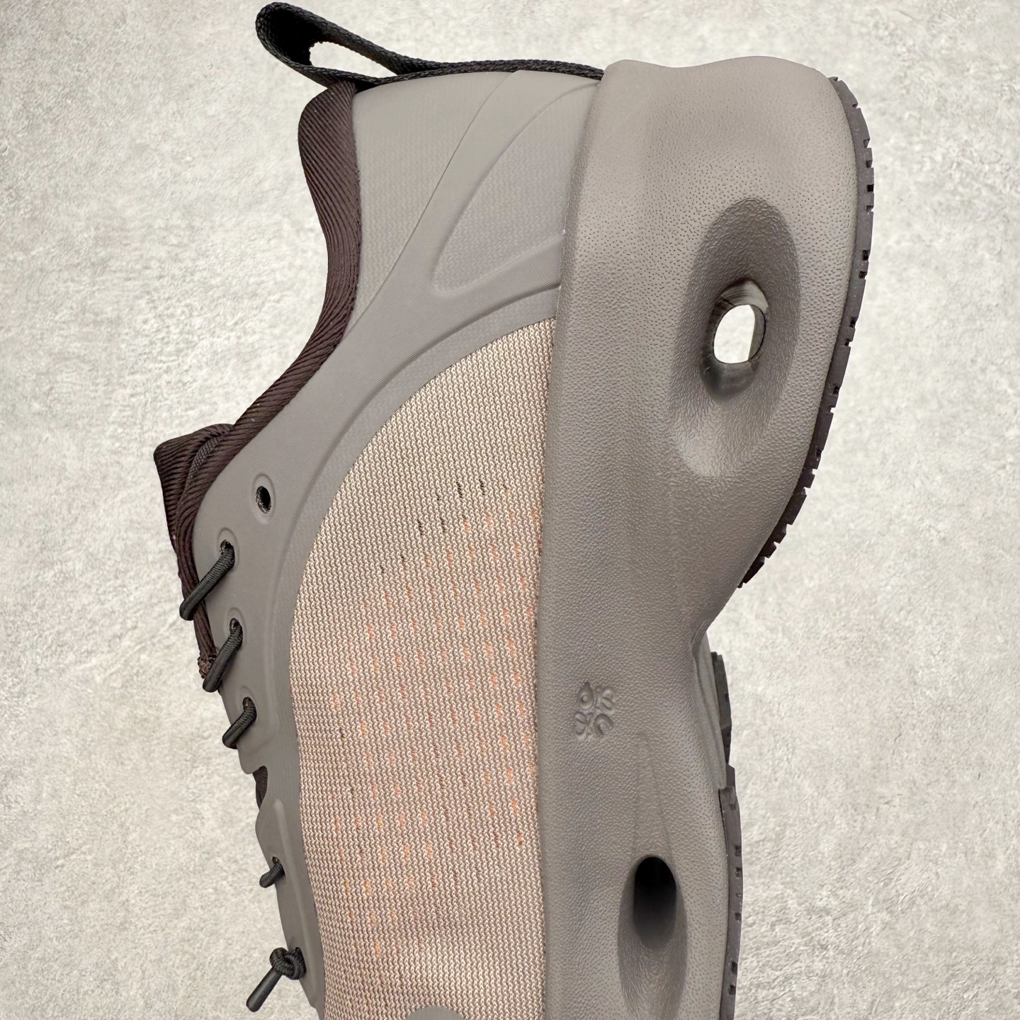 图片[7]-＃莞产 LOEWE罗意威 x ON昂跑 联名款 Cloudsolo系列 •原鞋一致橡胶底 原版高弹MD 加爆米花料 •正确后跟小蛮腰 •Logo立体有光泽度 •正确鞋头饱满立体 •鞋舌TPU立体高频 •正确鞋面网布多层厚实材料 •后跟织带高频立体 织带上浆加硬 •正确鞋带头滴胶柔软 •正确鞋垫前薄后厚有弹性（欧奈斯材料，非普通海玻璃） 尺码：36 36.5 37 37.5 38 38.5 39 40 40.5 41 42 42.5 43 44 44.5 45 46（真半码）-选品中心