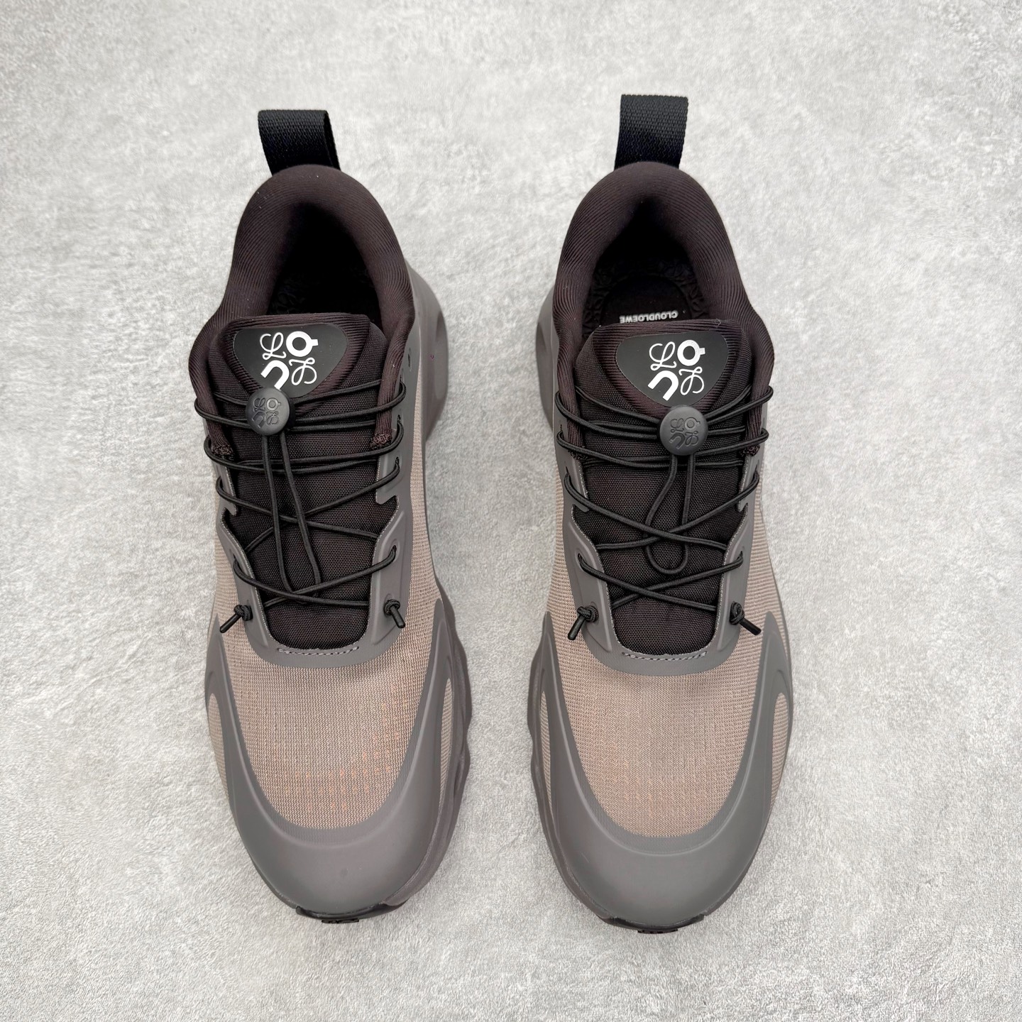 图片[2]-＃莞产 LOEWE罗意威 x ON昂跑 联名款 Cloudsolo系列 •原鞋一致橡胶底 原版高弹MD 加爆米花料 •正确后跟小蛮腰 •Logo立体有光泽度 •正确鞋头饱满立体 •鞋舌TPU立体高频 •正确鞋面网布多层厚实材料 •后跟织带高频立体 织带上浆加硬 •正确鞋带头滴胶柔软 •正确鞋垫前薄后厚有弹性（欧奈斯材料，非普通海玻璃） 尺码：36 36.5 37 37.5 38 38.5 39 40 40.5 41 42 42.5 43 44 44.5 45 46（真半码）-选品中心