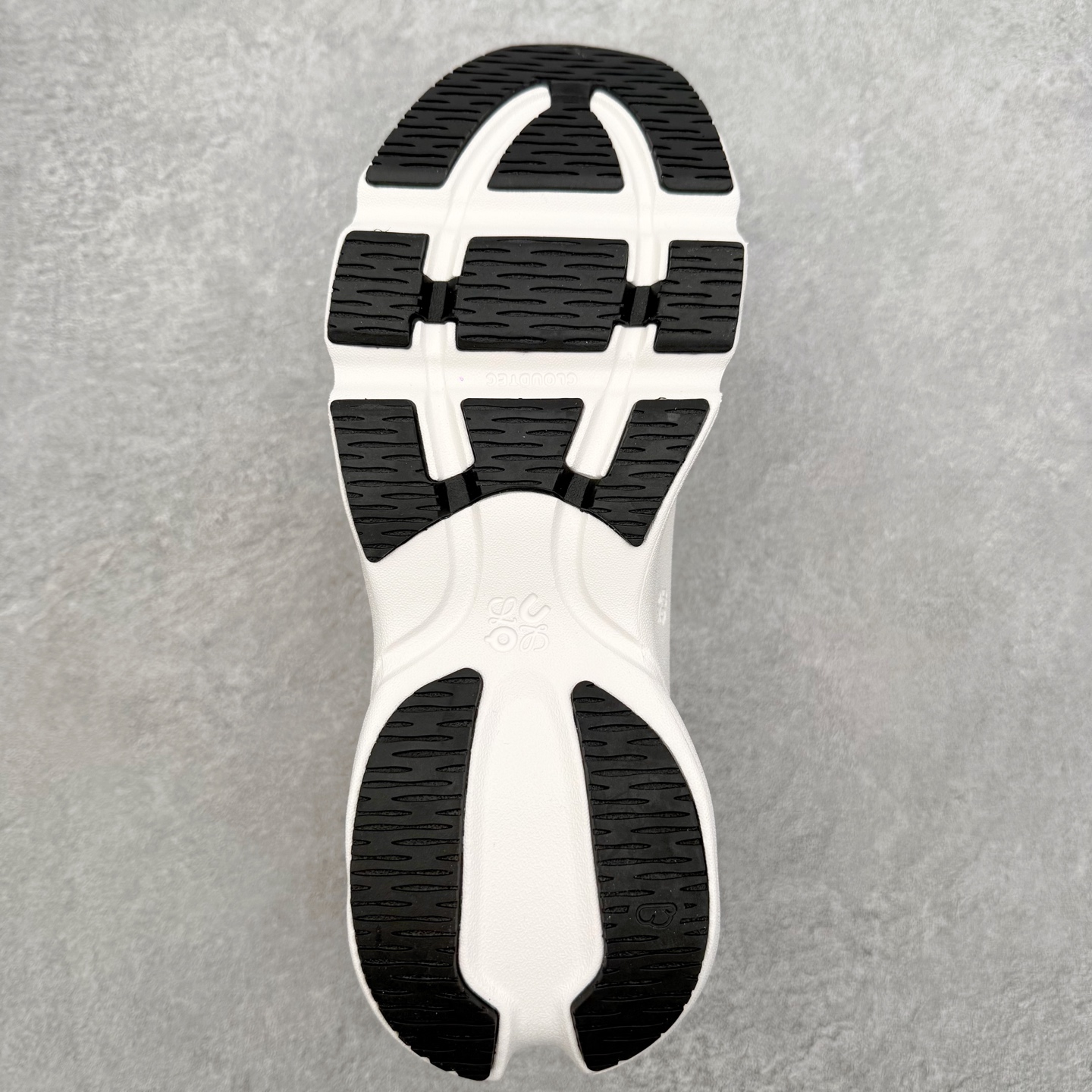 图片[9]-＃莞产 LOEWE罗意威 x ON昂跑 联名款 Cloudsolo系列 •原鞋一致橡胶底 原版高弹MD 加爆米花料 •正确后跟小蛮腰 •Logo立体有光泽度 •正确鞋头饱满立体 •鞋舌TPU立体高频 •正确鞋面网布多层厚实材料 •后跟织带高频立体 织带上浆加硬 •正确鞋带头滴胶柔软 •正确鞋垫前薄后厚有弹性（欧奈斯材料，非普通海玻璃） 尺码：36 36.5 37 37.5 38 38.5 39 40 40.5 41 42 42.5 43 44 44.5 45 46（真半码）-选品中心