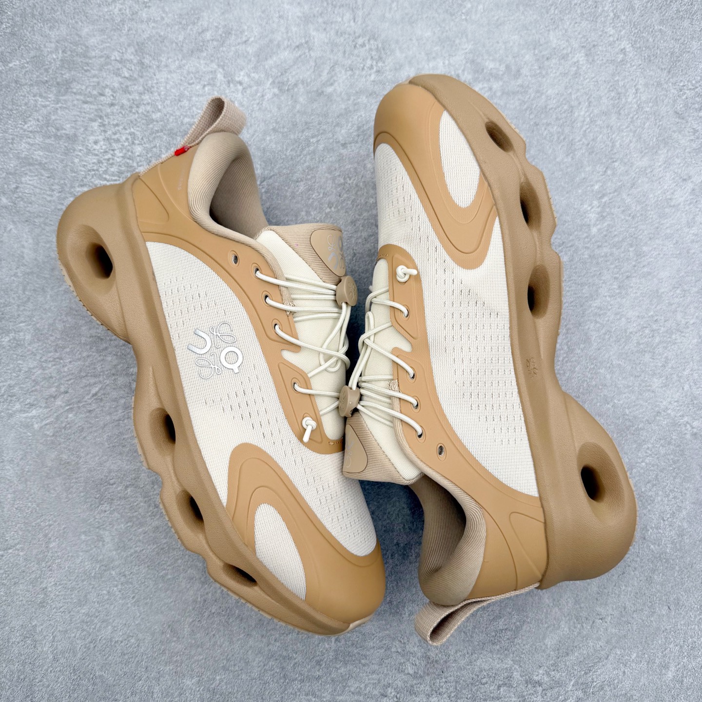 图片[3]-＃莞产 LOEWE罗意威 x ON昂跑 联名款 Cloudsolo系列 •原鞋一致橡胶底 原版高弹MD 加爆米花料 •正确后跟小蛮腰 •Logo立体有光泽度 •正确鞋头饱满立体 •鞋舌TPU立体高频 •正确鞋面网布多层厚实材料 •后跟织带高频立体 织带上浆加硬 •正确鞋带头滴胶柔软 •正确鞋垫前薄后厚有弹性（欧奈斯材料，非普通海玻璃） 尺码：36 36.5 37 37.5 38 38.5 39 40 40.5 41 42 42.5 43 44 44.5 45 46（真半码）-选品中心