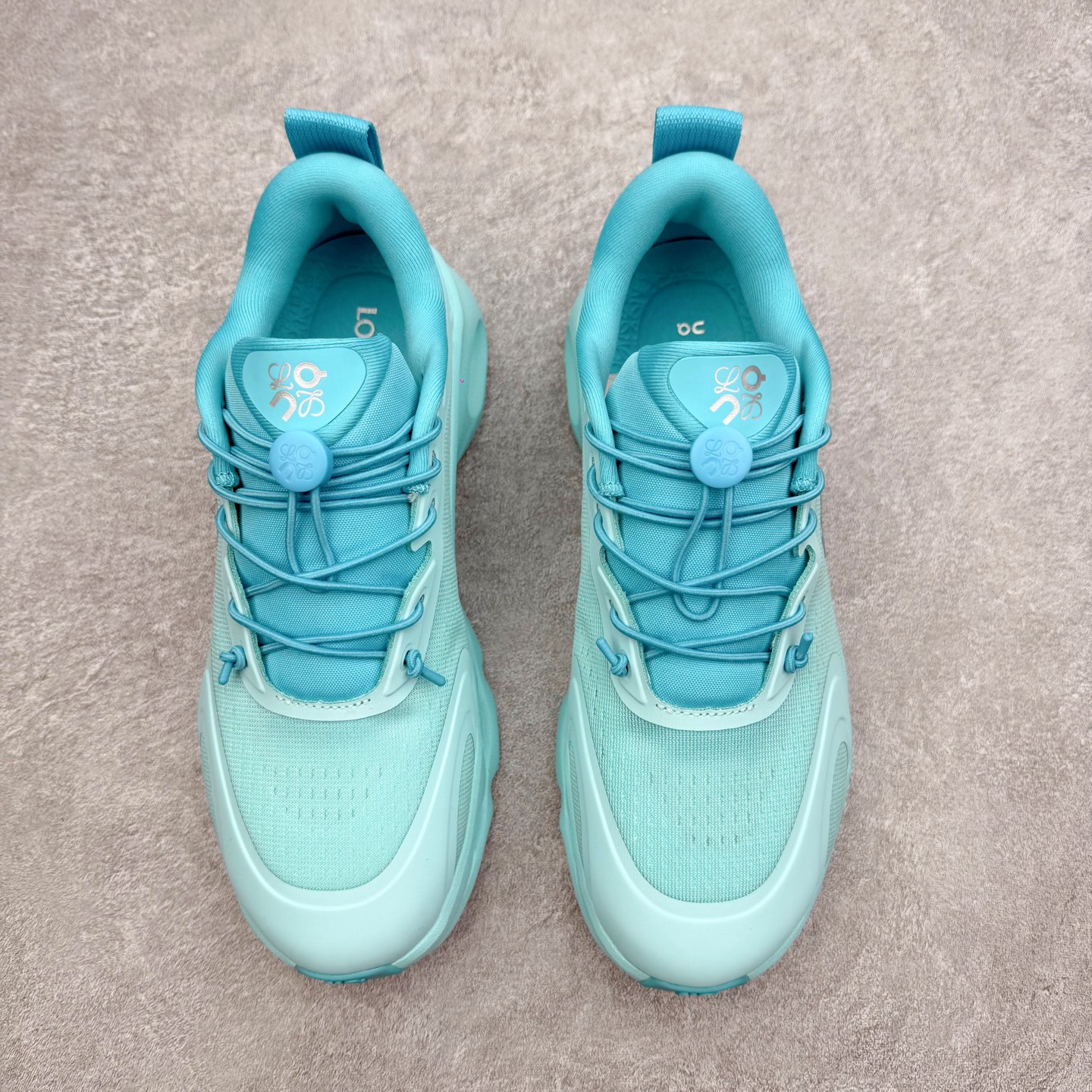 图片[2]-＃莞产 LOEWE罗意威 x ON昂跑 联名款 Cloudsolo系列 •原鞋一致橡胶底 原版高弹MD 加爆米花料 •正确后跟小蛮腰 •Logo立体有光泽度 •正确鞋头饱满立体 •鞋舌TPU立体高频 •正确鞋面网布多层厚实材料 •后跟织带高频立体 织带上浆加硬 •正确鞋带头滴胶柔软 •正确鞋垫前薄后厚有弹性（欧奈斯材料，非普通海玻璃） 尺码：36 36.5 37 37.5 38 38.5 39 40 40.5 41 42 42.5 43 44 44.5 45 46（真半码）-选品中心