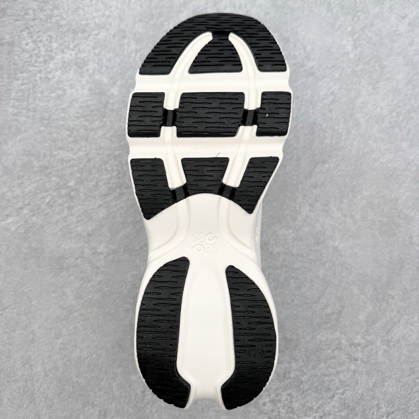 图片[9]-＃莞产 LOEWE罗意威 x ON昂跑 联名款 Cloudsolo系列 •原鞋一致橡胶底 原版高弹MD 加爆米花料 •正确后跟小蛮腰 •Logo立体有光泽度 •正确鞋头饱满立体 •鞋舌TPU立体高频 •正确鞋面网布多层厚实材料 •后跟织带高频立体 织带上浆加硬 •正确鞋带头滴胶柔软 •正确鞋垫前薄后厚有弹性（欧奈斯材料，非普通海玻璃） 尺码：36 36.5 37 37.5 38 38.5 39 40 40.5 41 42 42.5 43 44 44.5 45 46（真半码）-选品中心