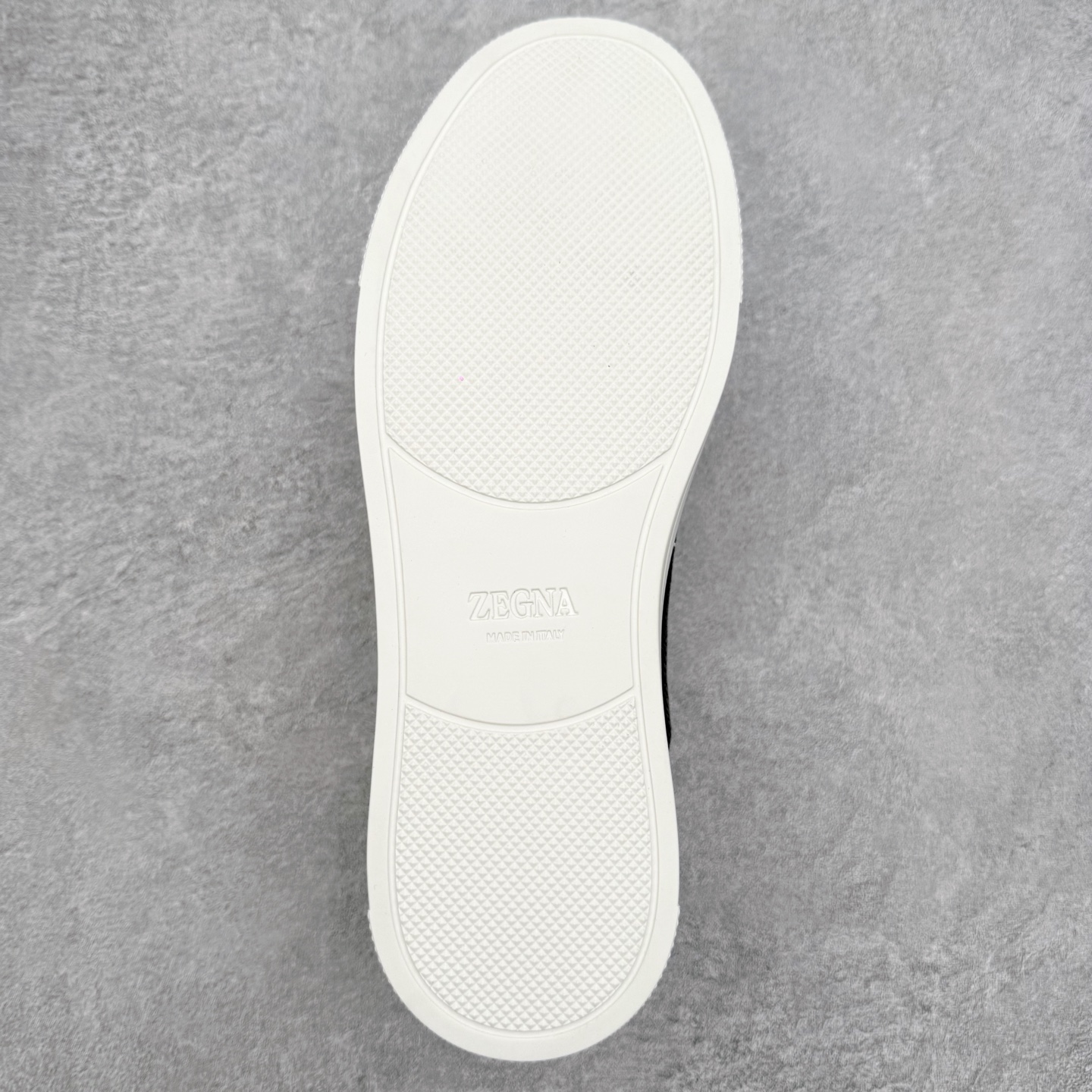 图片[9]-＃零售版 Zegna Triple Stitch 杰尼亚皮革 圆头平底 低帮低帮运动鞋 摔花纹牛皮制成，饰以丰富的工艺细节，如骆马红棕色皮革嵌饰和手绘饰边。此优雅材质令这款动感十足的运动鞋转变为精致的休闲单品。耐用的橡胶鞋底可探索城市街道提供所有需的支持。版型和产品细节：摔花纹牛皮面料，双色宽罗纹针织鞋带满足不同场合搭配不同风格，小牛皮内裡，鞋垫。内底、徽标压纹皮革中底，高弹力记忆鞋垫和超轻橡胶人字纹防滑鞋底，穿着舒服不凡。鞋底周圈加车大底边线。显得匠心十足。尺码：39 40 41 42 43 44 45 46-选品中心