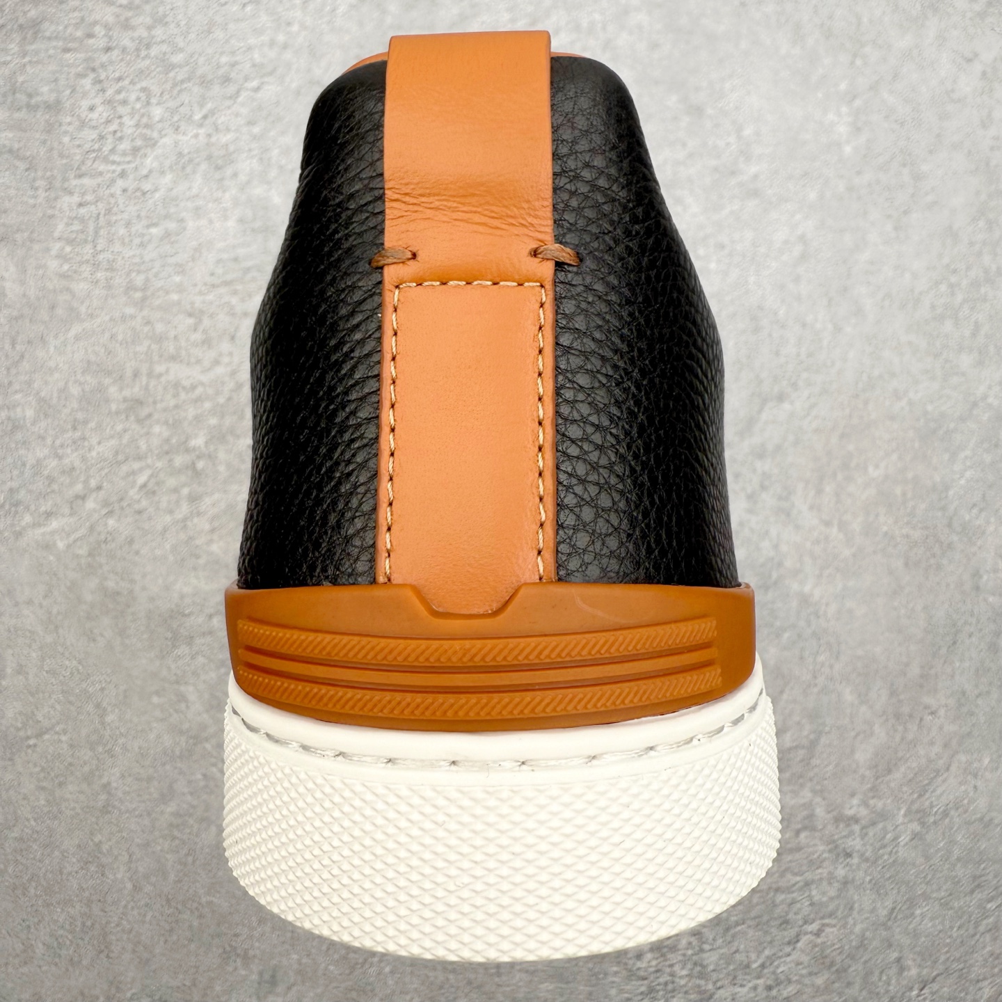 图片[8]-＃零售版 Zegna Triple Stitch 杰尼亚皮革 圆头平底 低帮低帮运动鞋 摔花纹牛皮制成，饰以丰富的工艺细节，如骆马红棕色皮革嵌饰和手绘饰边。此优雅材质令这款动感十足的运动鞋转变为精致的休闲单品。耐用的橡胶鞋底可探索城市街道提供所有需的支持。版型和产品细节：摔花纹牛皮面料，双色宽罗纹针织鞋带满足不同场合搭配不同风格，小牛皮内裡，鞋垫。内底、徽标压纹皮革中底，高弹力记忆鞋垫和超轻橡胶人字纹防滑鞋底，穿着舒服不凡。鞋底周圈加车大底边线。显得匠心十足。尺码：39 40 41 42 43 44 45 46-选品中心