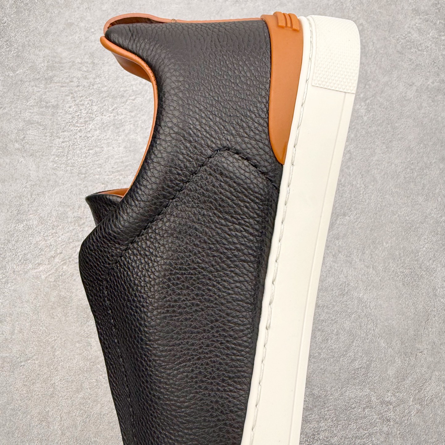 图片[7]-＃零售版 Zegna Triple Stitch 杰尼亚皮革 圆头平底 低帮低帮运动鞋 摔花纹牛皮制成，饰以丰富的工艺细节，如骆马红棕色皮革嵌饰和手绘饰边。此优雅材质令这款动感十足的运动鞋转变为精致的休闲单品。耐用的橡胶鞋底可探索城市街道提供所有需的支持。版型和产品细节：摔花纹牛皮面料，双色宽罗纹针织鞋带满足不同场合搭配不同风格，小牛皮内裡，鞋垫。内底、徽标压纹皮革中底，高弹力记忆鞋垫和超轻橡胶人字纹防滑鞋底，穿着舒服不凡。鞋底周圈加车大底边线。显得匠心十足。尺码：39 40 41 42 43 44 45 46-选品中心