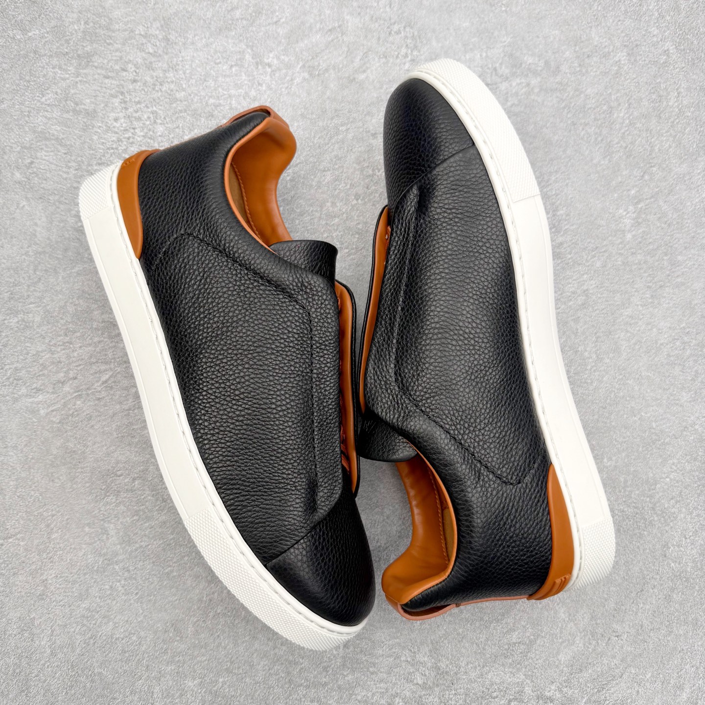 图片[3]-＃零售版 Zegna Triple Stitch 杰尼亚皮革 圆头平底 低帮低帮运动鞋 摔花纹牛皮制成，饰以丰富的工艺细节，如骆马红棕色皮革嵌饰和手绘饰边。此优雅材质令这款动感十足的运动鞋转变为精致的休闲单品。耐用的橡胶鞋底可探索城市街道提供所有需的支持。版型和产品细节：摔花纹牛皮面料，双色宽罗纹针织鞋带满足不同场合搭配不同风格，小牛皮内裡，鞋垫。内底、徽标压纹皮革中底，高弹力记忆鞋垫和超轻橡胶人字纹防滑鞋底，穿着舒服不凡。鞋底周圈加车大底边线。显得匠心十足。尺码：39 40 41 42 43 44 45 46-选品中心