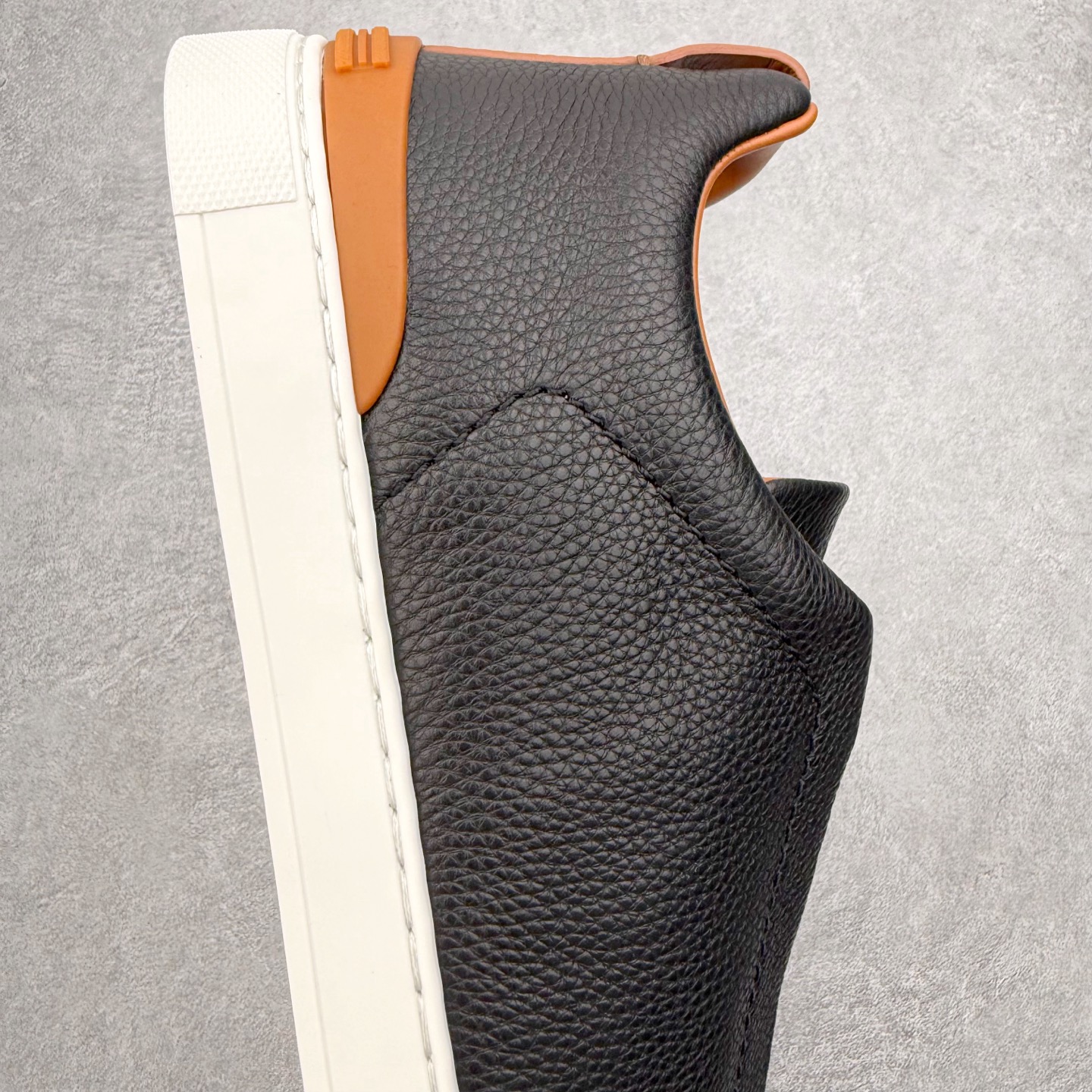 图片[6]-＃零售版 Zegna Triple Stitch 杰尼亚皮革 圆头平底 低帮低帮运动鞋 摔花纹牛皮制成，饰以丰富的工艺细节，如骆马红棕色皮革嵌饰和手绘饰边。此优雅材质令这款动感十足的运动鞋转变为精致的休闲单品。耐用的橡胶鞋底可探索城市街道提供所有需的支持。版型和产品细节：摔花纹牛皮面料，双色宽罗纹针织鞋带满足不同场合搭配不同风格，小牛皮内裡，鞋垫。内底、徽标压纹皮革中底，高弹力记忆鞋垫和超轻橡胶人字纹防滑鞋底，穿着舒服不凡。鞋底周圈加车大底边线。显得匠心十足。尺码：39 40 41 42 43 44 45 46-选品中心