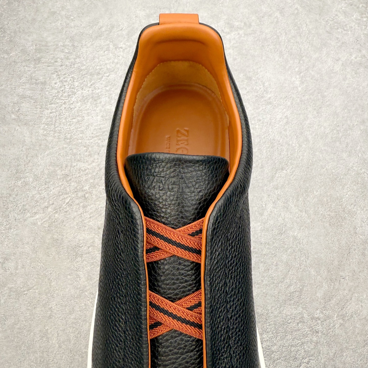 图片[5]-＃零售版 Zegna Triple Stitch 杰尼亚皮革 圆头平底 低帮低帮运动鞋 摔花纹牛皮制成，饰以丰富的工艺细节，如骆马红棕色皮革嵌饰和手绘饰边。此优雅材质令这款动感十足的运动鞋转变为精致的休闲单品。耐用的橡胶鞋底可探索城市街道提供所有需的支持。版型和产品细节：摔花纹牛皮面料，双色宽罗纹针织鞋带满足不同场合搭配不同风格，小牛皮内裡，鞋垫。内底、徽标压纹皮革中底，高弹力记忆鞋垫和超轻橡胶人字纹防滑鞋底，穿着舒服不凡。鞋底周圈加车大底边线。显得匠心十足。尺码：39 40 41 42 43 44 45 46-选品中心