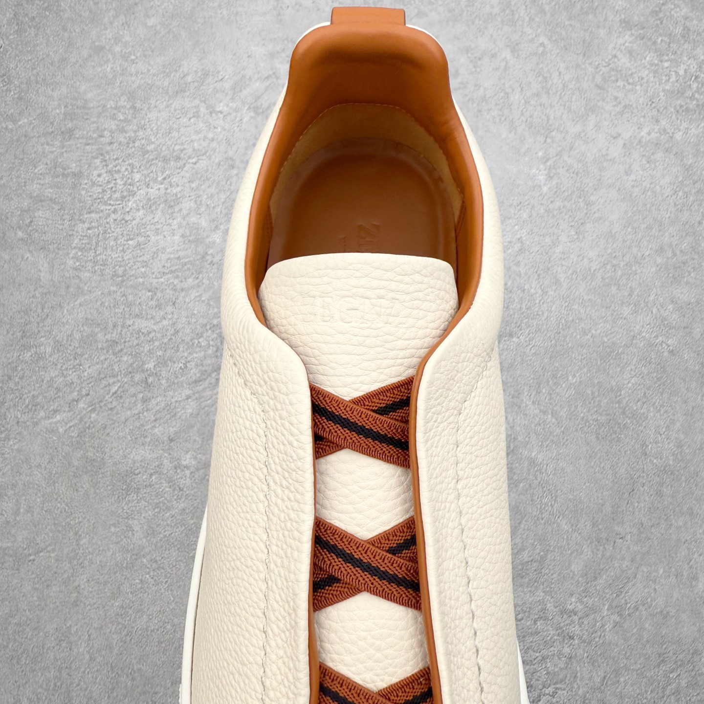 图片[5]-＃零售版 Zegna Triple Stitch 杰尼亚皮革 圆头平底 低帮低帮运动鞋 摔花纹牛皮制成，饰以丰富的工艺细节，如骆马红棕色皮革嵌饰和手绘饰边。此优雅材质令这款动感十足的运动鞋转变为精致的休闲单品。耐用的橡胶鞋底可探索城市街道提供所有需的支持。版型和产品细节：摔花纹牛皮面料，双色宽罗纹针织鞋带满足不同场合搭配不同风格，小牛皮内裡，鞋垫。内底、徽标压纹皮革中底，高弹力记忆鞋垫和超轻橡胶人字纹防滑鞋底，穿着舒服不凡。鞋底周圈加车大底边线。显得匠心十足。尺码：39 40 41 42 43 44 45 46-选品中心