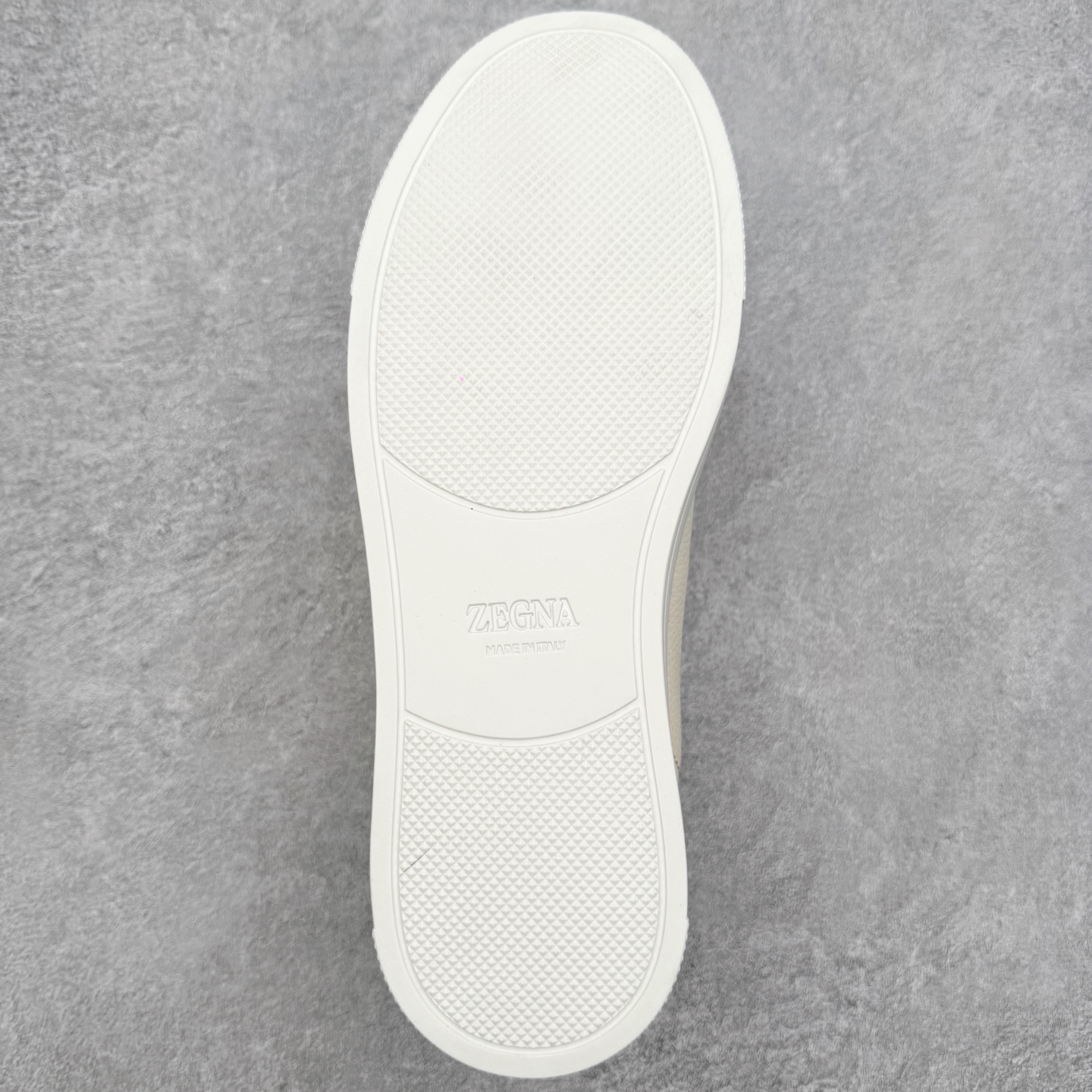 图片[9]-＃零售版 Zegna Triple Stitch 杰尼亚皮革 圆头平底 低帮低帮运动鞋 摔花纹牛皮制成，饰以丰富的工艺细节，如骆马红棕色皮革嵌饰和手绘饰边。此优雅材质令这款动感十足的运动鞋转变为精致的休闲单品。耐用的橡胶鞋底可探索城市街道提供所有需的支持。版型和产品细节：摔花纹牛皮面料，双色宽罗纹针织鞋带满足不同场合搭配不同风格，小牛皮内裡，鞋垫。内底、徽标压纹皮革中底，高弹力记忆鞋垫和超轻橡胶人字纹防滑鞋底，穿着舒服不凡。鞋底周圈加车大底边线。显得匠心十足。尺码：39 40 41 42 43 44 45 46-选品中心