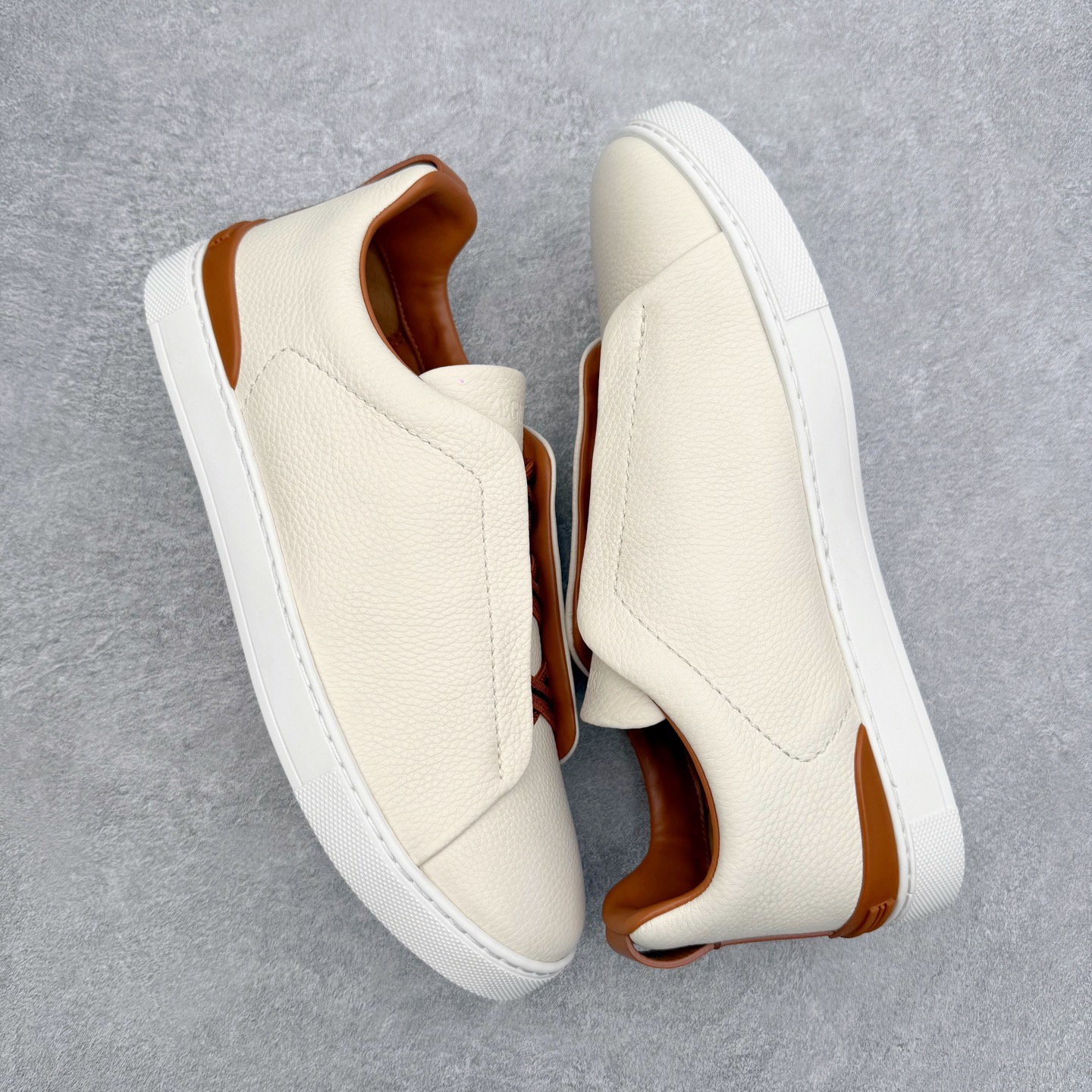 图片[3]-＃零售版 Zegna Triple Stitch 杰尼亚皮革 圆头平底 低帮低帮运动鞋 摔花纹牛皮制成，饰以丰富的工艺细节，如骆马红棕色皮革嵌饰和手绘饰边。此优雅材质令这款动感十足的运动鞋转变为精致的休闲单品。耐用的橡胶鞋底可探索城市街道提供所有需的支持。版型和产品细节：摔花纹牛皮面料，双色宽罗纹针织鞋带满足不同场合搭配不同风格，小牛皮内裡，鞋垫。内底、徽标压纹皮革中底，高弹力记忆鞋垫和超轻橡胶人字纹防滑鞋底，穿着舒服不凡。鞋底周圈加车大底边线。显得匠心十足。尺码：39 40 41 42 43 44 45 46-选品中心