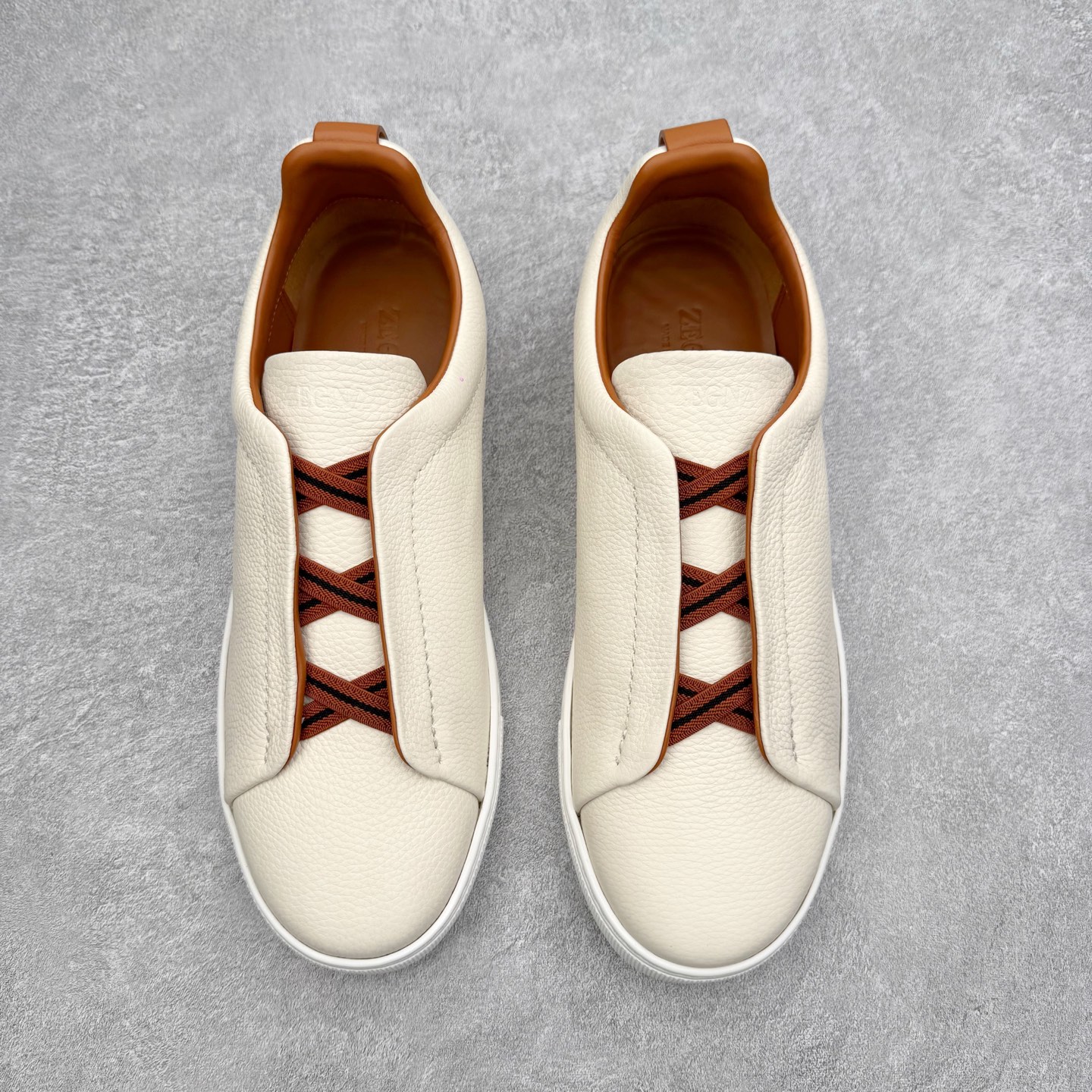 图片[2]-＃零售版 Zegna Triple Stitch 杰尼亚皮革 圆头平底 低帮低帮运动鞋 摔花纹牛皮制成，饰以丰富的工艺细节，如骆马红棕色皮革嵌饰和手绘饰边。此优雅材质令这款动感十足的运动鞋转变为精致的休闲单品。耐用的橡胶鞋底可探索城市街道提供所有需的支持。版型和产品细节：摔花纹牛皮面料，双色宽罗纹针织鞋带满足不同场合搭配不同风格，小牛皮内裡，鞋垫。内底、徽标压纹皮革中底，高弹力记忆鞋垫和超轻橡胶人字纹防滑鞋底，穿着舒服不凡。鞋底周圈加车大底边线。显得匠心十足。尺码：39 40 41 42 43 44 45 46-选品中心