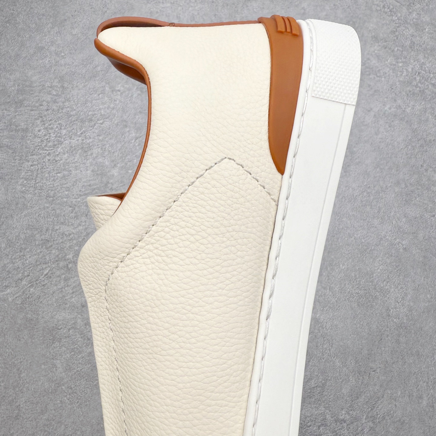 图片[7]-＃零售版 Zegna Triple Stitch 杰尼亚皮革 圆头平底 低帮低帮运动鞋 摔花纹牛皮制成，饰以丰富的工艺细节，如骆马红棕色皮革嵌饰和手绘饰边。此优雅材质令这款动感十足的运动鞋转变为精致的休闲单品。耐用的橡胶鞋底可探索城市街道提供所有需的支持。版型和产品细节：摔花纹牛皮面料，双色宽罗纹针织鞋带满足不同场合搭配不同风格，小牛皮内裡，鞋垫。内底、徽标压纹皮革中底，高弹力记忆鞋垫和超轻橡胶人字纹防滑鞋底，穿着舒服不凡。鞋底周圈加车大底边线。显得匠心十足。尺码：39 40 41 42 43 44 45 46-选品中心