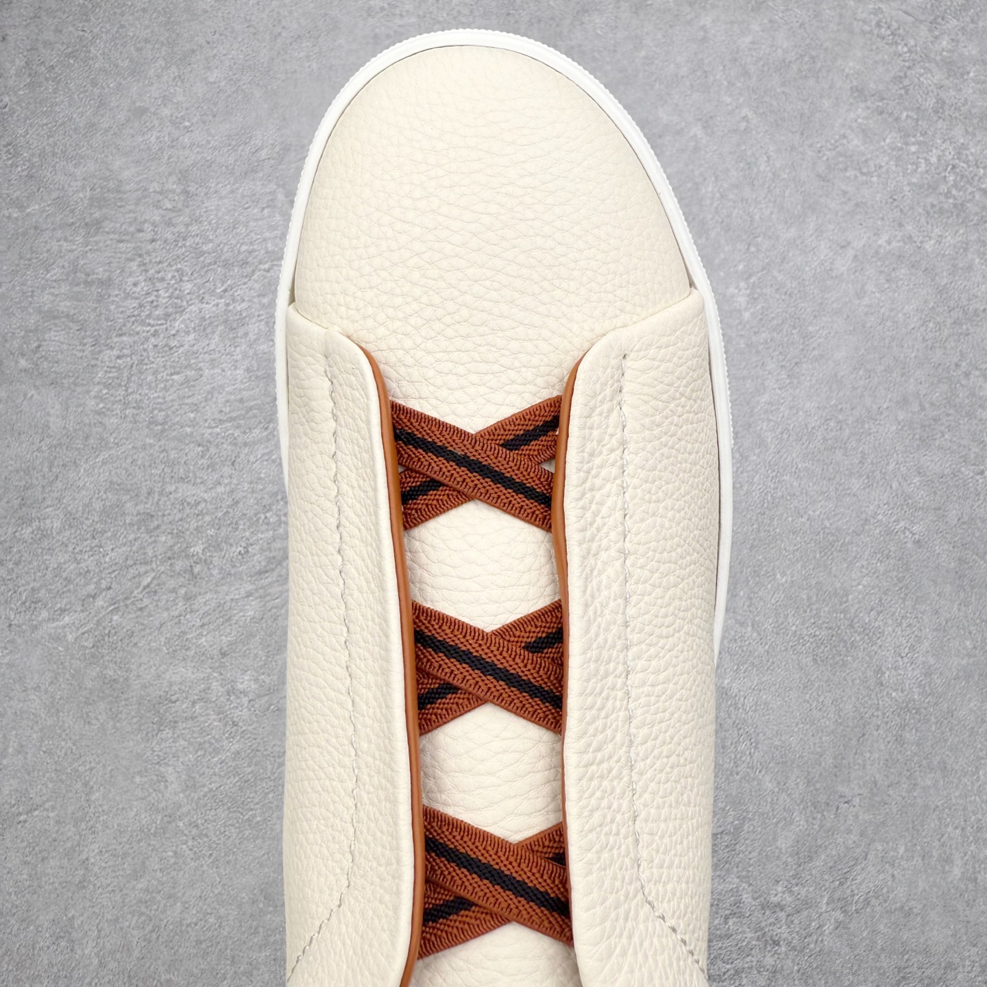 图片[4]-＃零售版 Zegna Triple Stitch 杰尼亚皮革 圆头平底 低帮低帮运动鞋 摔花纹牛皮制成，饰以丰富的工艺细节，如骆马红棕色皮革嵌饰和手绘饰边。此优雅材质令这款动感十足的运动鞋转变为精致的休闲单品。耐用的橡胶鞋底可探索城市街道提供所有需的支持。版型和产品细节：摔花纹牛皮面料，双色宽罗纹针织鞋带满足不同场合搭配不同风格，小牛皮内裡，鞋垫。内底、徽标压纹皮革中底，高弹力记忆鞋垫和超轻橡胶人字纹防滑鞋底，穿着舒服不凡。鞋底周圈加车大底边线。显得匠心十足。尺码：39 40 41 42 43 44 45 46-选品中心