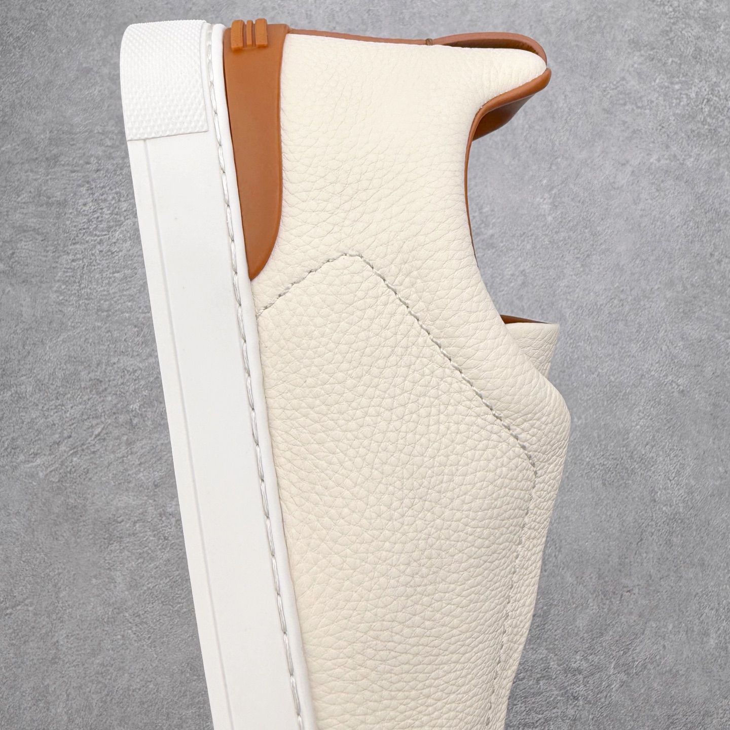 图片[6]-＃零售版 Zegna Triple Stitch 杰尼亚皮革 圆头平底 低帮低帮运动鞋 摔花纹牛皮制成，饰以丰富的工艺细节，如骆马红棕色皮革嵌饰和手绘饰边。此优雅材质令这款动感十足的运动鞋转变为精致的休闲单品。耐用的橡胶鞋底可探索城市街道提供所有需的支持。版型和产品细节：摔花纹牛皮面料，双色宽罗纹针织鞋带满足不同场合搭配不同风格，小牛皮内裡，鞋垫。内底、徽标压纹皮革中底，高弹力记忆鞋垫和超轻橡胶人字纹防滑鞋底，穿着舒服不凡。鞋底周圈加车大底边线。显得匠心十足。尺码：39 40 41 42 43 44 45 46-选品中心