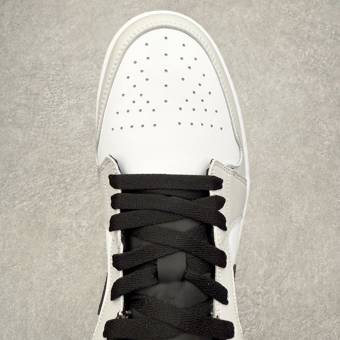 图片[4]-＃K版 Air Jordan AJ1 Low 低帮 553558-045 全新流水线出品 DT版本唯一平替选择 市场第二梯队最强版 全部原鞋开发 原楦原纸板开发 全鞋电脑针车 原厂内置全掌气垫 原盒内在原标 唯一Zp原版鞋带绑法 免检产品 全新2022版型 全头层皮料 完美零毛边处理 原厂配置全掌气垫 价格定位良心 几十个配色陆续出货 实拍调校N版已经零色差零失真 百分百还原实物色彩所见即所得 不存在货不对板色差等低级问题 选购参考实物拍摄 不混卖不参货 只用心做好货严格选品 承诺混一赔十 尺码：36 36.5 37.5 38 38.5 39 40 40.5 41 42 42.5 43 44 44.5 45-选品中心