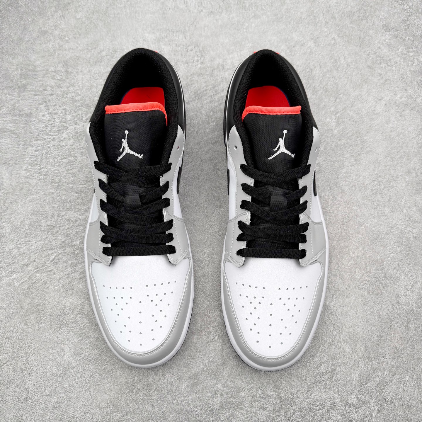 图片[2]-＃K版 Air Jordan AJ1 Low 低帮 553558-045 全新流水线出品 DT版本唯一平替选择 市场第二梯队最强版 全部原鞋开发 原楦原纸板开发 全鞋电脑针车 原厂内置全掌气垫 原盒内在原标 唯一Zp原版鞋带绑法 免检产品 全新2022版型 全头层皮料 完美零毛边处理 原厂配置全掌气垫 价格定位良心 几十个配色陆续出货 实拍调校N版已经零色差零失真 百分百还原实物色彩所见即所得 不存在货不对板色差等低级问题 选购参考实物拍摄 不混卖不参货 只用心做好货严格选品 承诺混一赔十 尺码：36 36.5 37.5 38 38.5 39 40 40.5 41 42 42.5 43 44 44.5 45-选品中心