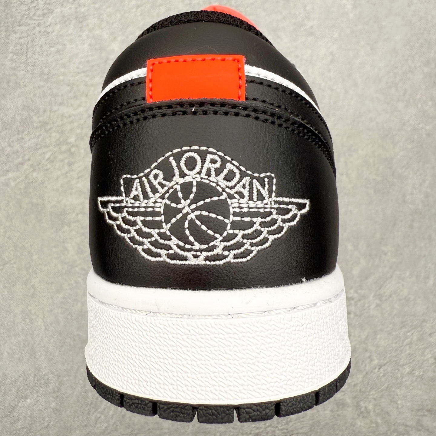 图片[8]-＃K版 Air Jordan AJ1 Low 低帮 553558-045 全新流水线出品 DT版本唯一平替选择 市场第二梯队最强版 全部原鞋开发 原楦原纸板开发 全鞋电脑针车 原厂内置全掌气垫 原盒内在原标 唯一Zp原版鞋带绑法 免检产品 全新2022版型 全头层皮料 完美零毛边处理 原厂配置全掌气垫 价格定位良心 几十个配色陆续出货 实拍调校N版已经零色差零失真 百分百还原实物色彩所见即所得 不存在货不对板色差等低级问题 选购参考实物拍摄 不混卖不参货 只用心做好货严格选品 承诺混一赔十 尺码：36 36.5 37.5 38 38.5 39 40 40.5 41 42 42.5 43 44 44.5 45-选品中心