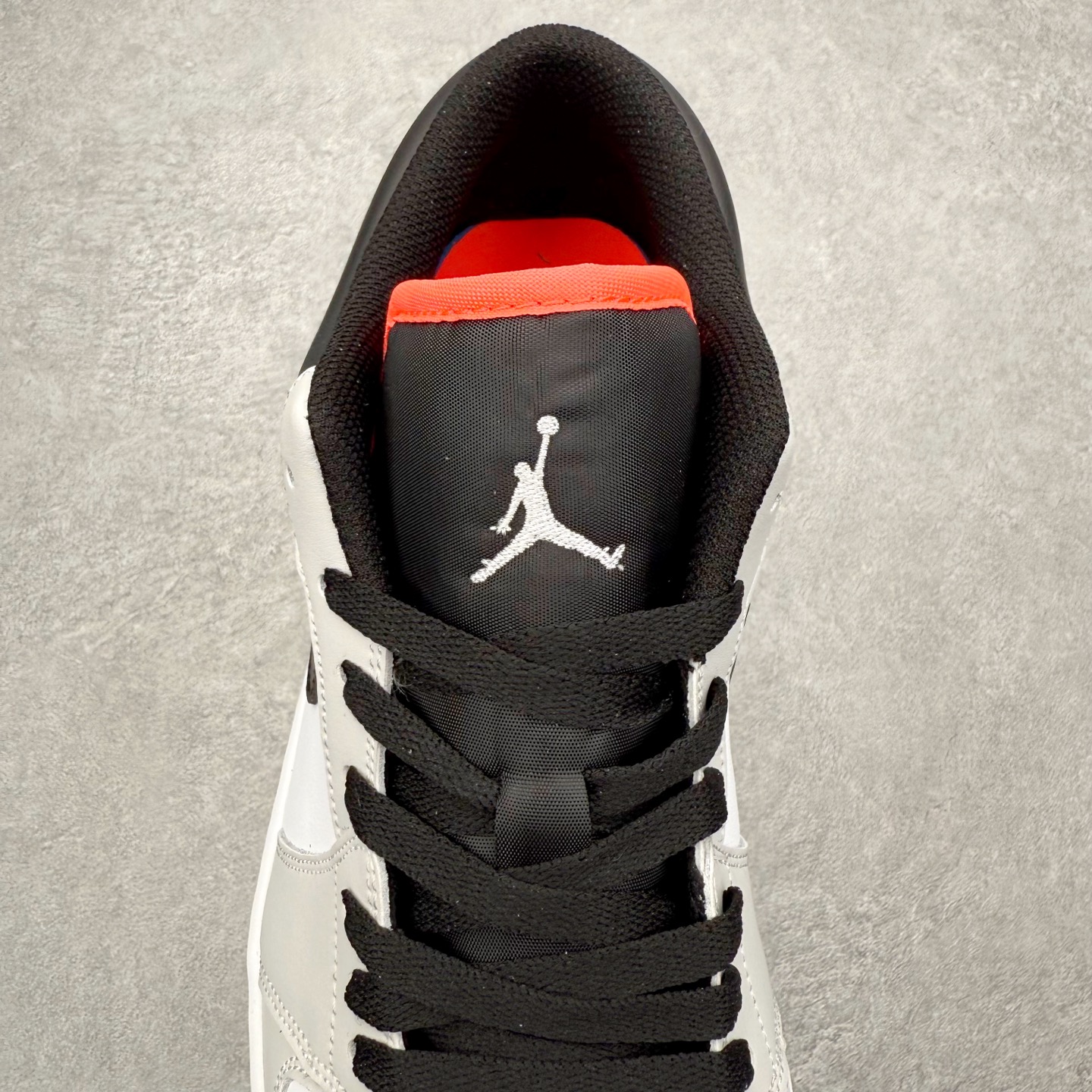 图片[5]-＃K版 Air Jordan AJ1 Low 低帮 553558-045 全新流水线出品 DT版本唯一平替选择 市场第二梯队最强版 全部原鞋开发 原楦原纸板开发 全鞋电脑针车 原厂内置全掌气垫 原盒内在原标 唯一Zp原版鞋带绑法 免检产品 全新2022版型 全头层皮料 完美零毛边处理 原厂配置全掌气垫 价格定位良心 几十个配色陆续出货 实拍调校N版已经零色差零失真 百分百还原实物色彩所见即所得 不存在货不对板色差等低级问题 选购参考实物拍摄 不混卖不参货 只用心做好货严格选品 承诺混一赔十 尺码：36 36.5 37.5 38 38.5 39 40 40.5 41 42 42.5 43 44 44.5 45-选品中心