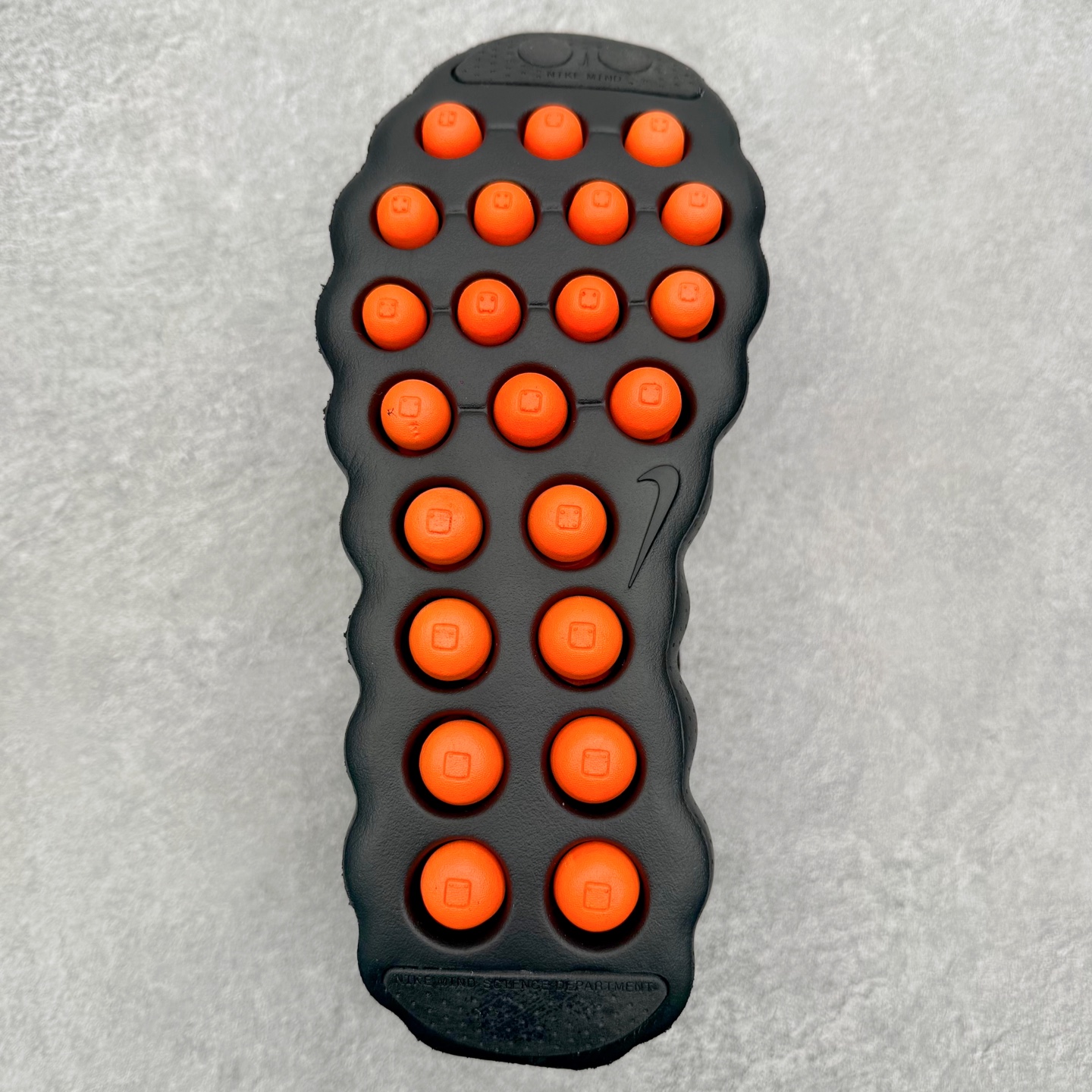 图片[9]-NK Mind 002 黑科技足底按摩舒适贴合训练鞋 HQ4310-001 该系列首作 Mind 001 从神经科学中汲取灵感，打造出一款不仅外观独特，更能为穿着者带来别样感知体验的球鞋，此次新作将继续延续此核心方向。历时十年打磨的 Mind 系列，承载着 Nike 对未来鞋款的愿景呈现。系列中的每双鞋，外底均由 22 个独立泡沫结节构成，旨在模拟赤足般的体验。这些结节通过与足底感官感受器的相互作用，从而促进人体的自然步态。实拍调校N版已经零色差零失真 百分百还原实物色彩所见即所得 不存在货不对板色差等低级问题 选购参考实物拍摄 不混卖不参货 只用心做好货严格选品 承诺混一赔十 尺码：36 36.5 37.5 38 38.5 39 40 40.5 41 42 42.5 43 44 44.5 45-选品中心