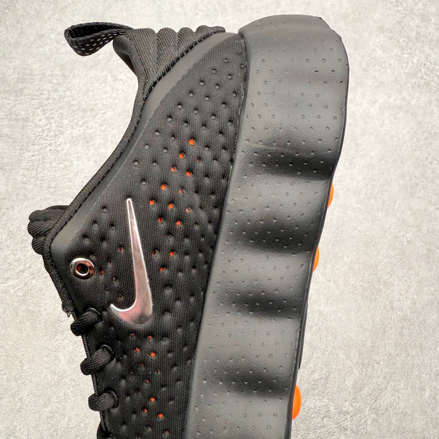 图片[7]-NK Mind 002 黑科技足底按摩舒适贴合训练鞋 HQ4310-001 该系列首作 Mind 001 从神经科学中汲取灵感，打造出一款不仅外观独特，更能为穿着者带来别样感知体验的球鞋，此次新作将继续延续此核心方向。历时十年打磨的 Mind 系列，承载着 Nike 对未来鞋款的愿景呈现。系列中的每双鞋，外底均由 22 个独立泡沫结节构成，旨在模拟赤足般的体验。这些结节通过与足底感官感受器的相互作用，从而促进人体的自然步态。实拍调校N版已经零色差零失真 百分百还原实物色彩所见即所得 不存在货不对板色差等低级问题 选购参考实物拍摄 不混卖不参货 只用心做好货严格选品 承诺混一赔十 尺码：36 36.5 37.5 38 38.5 39 40 40.5 41 42 42.5 43 44 44.5 45-选品中心