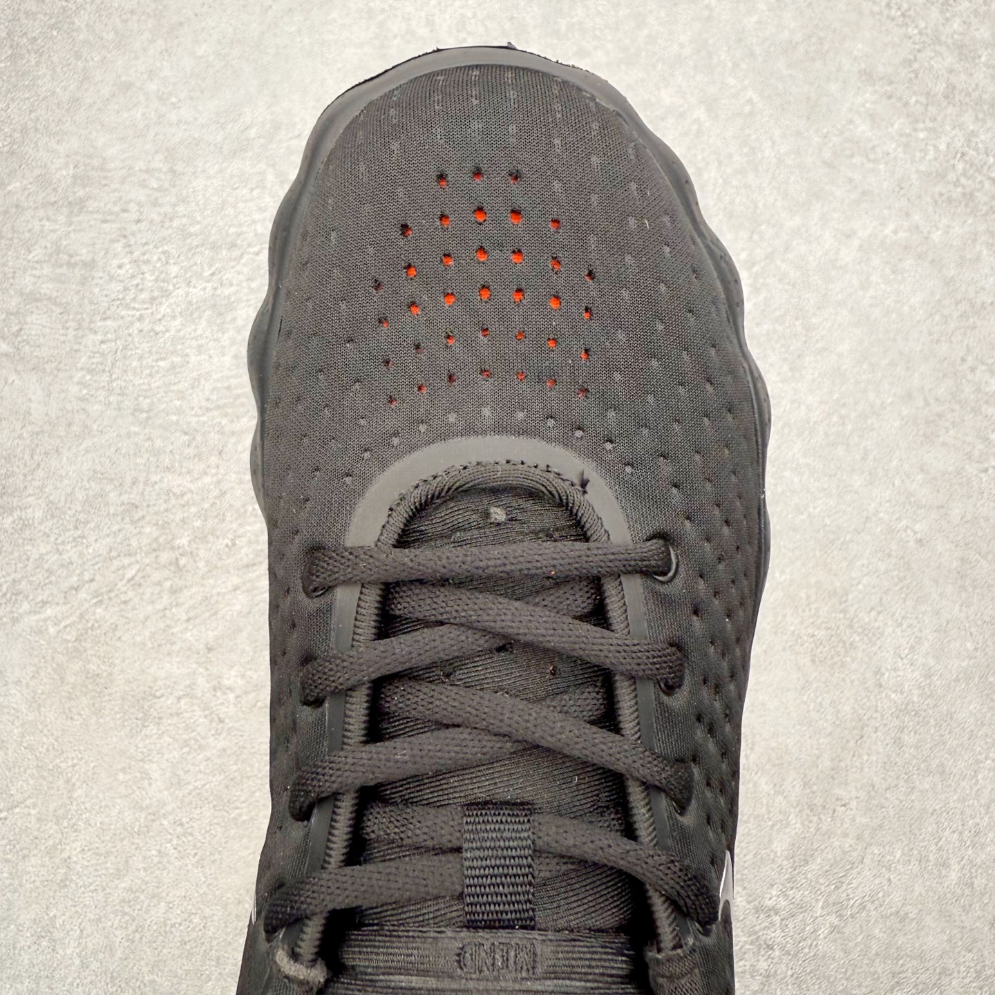 图片[4]-NK Mind 002 黑科技足底按摩舒适贴合训练鞋 HQ4310-001 该系列首作 Mind 001 从神经科学中汲取灵感，打造出一款不仅外观独特，更能为穿着者带来别样感知体验的球鞋，此次新作将继续延续此核心方向。历时十年打磨的 Mind 系列，承载着 Nike 对未来鞋款的愿景呈现。系列中的每双鞋，外底均由 22 个独立泡沫结节构成，旨在模拟赤足般的体验。这些结节通过与足底感官感受器的相互作用，从而促进人体的自然步态。实拍调校N版已经零色差零失真 百分百还原实物色彩所见即所得 不存在货不对板色差等低级问题 选购参考实物拍摄 不混卖不参货 只用心做好货严格选品 承诺混一赔十 尺码：36 36.5 37.5 38 38.5 39 40 40.5 41 42 42.5 43 44 44.5 45-选品中心