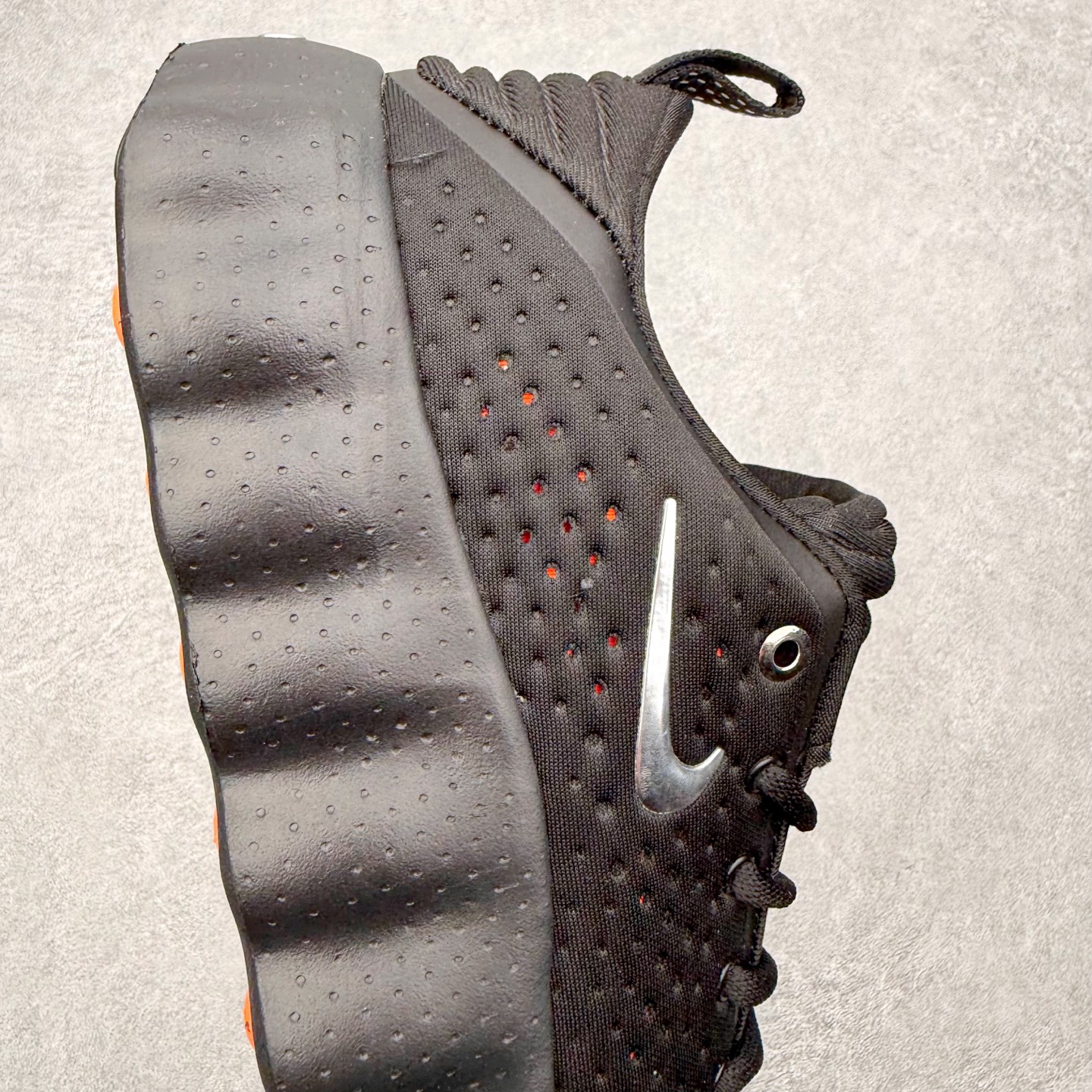 图片[6]-NK Mind 002 黑科技足底按摩舒适贴合训练鞋 HQ4310-001 该系列首作 Mind 001 从神经科学中汲取灵感，打造出一款不仅外观独特，更能为穿着者带来别样感知体验的球鞋，此次新作将继续延续此核心方向。历时十年打磨的 Mind 系列，承载着 Nike 对未来鞋款的愿景呈现。系列中的每双鞋，外底均由 22 个独立泡沫结节构成，旨在模拟赤足般的体验。这些结节通过与足底感官感受器的相互作用，从而促进人体的自然步态。实拍调校N版已经零色差零失真 百分百还原实物色彩所见即所得 不存在货不对板色差等低级问题 选购参考实物拍摄 不混卖不参货 只用心做好货严格选品 承诺混一赔十 尺码：36 36.5 37.5 38 38.5 39 40 40.5 41 42 42.5 43 44 44.5 45-选品中心