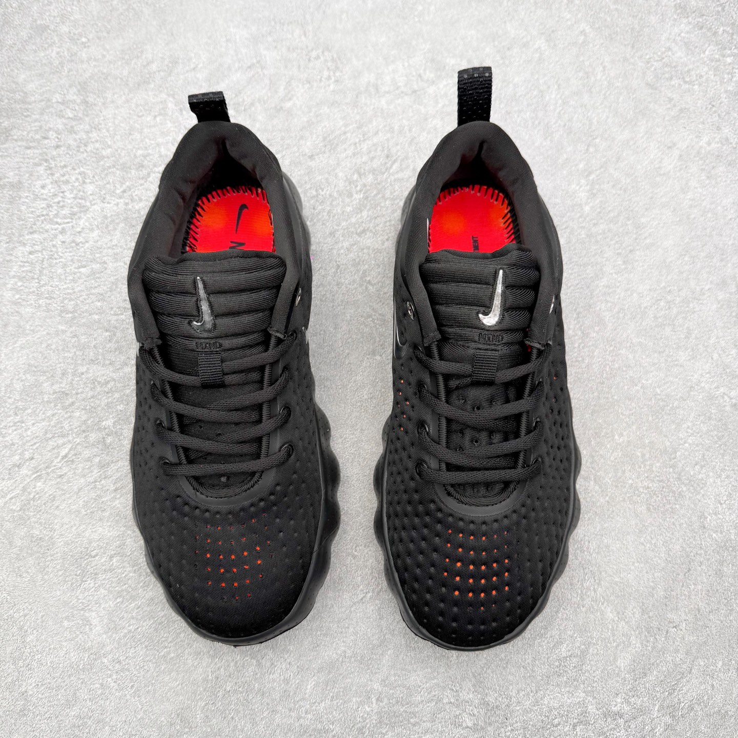 图片[2]-NK Mind 002 黑科技足底按摩舒适贴合训练鞋 HQ4310-001 该系列首作 Mind 001 从神经科学中汲取灵感，打造出一款不仅外观独特，更能为穿着者带来别样感知体验的球鞋，此次新作将继续延续此核心方向。历时十年打磨的 Mind 系列，承载着 Nike 对未来鞋款的愿景呈现。系列中的每双鞋，外底均由 22 个独立泡沫结节构成，旨在模拟赤足般的体验。这些结节通过与足底感官感受器的相互作用，从而促进人体的自然步态。实拍调校N版已经零色差零失真 百分百还原实物色彩所见即所得 不存在货不对板色差等低级问题 选购参考实物拍摄 不混卖不参货 只用心做好货严格选品 承诺混一赔十 尺码：36 36.5 37.5 38 38.5 39 40 40.5 41 42 42.5 43 44 44.5 45-选品中心