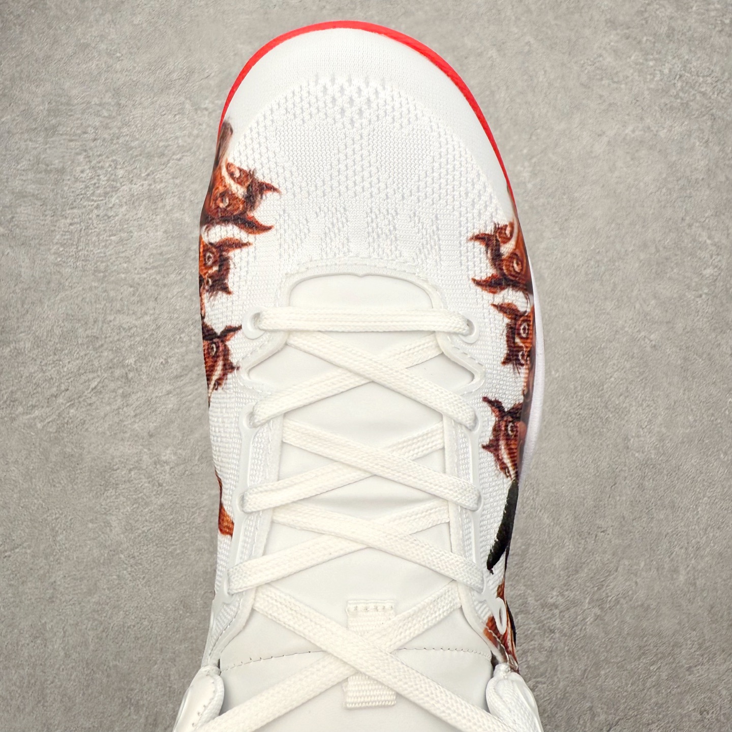 图片[4]-NK Zoom Kobe 8 Protro 科比八代实战篮球鞋 马年定制CYN配色 Eric Avar 这一次在设计中将轻盈发挥到了极致 鞋面采用了更加轻盈、更加强韧的创新的Flywire 2.0技术 球鞋重量更加轻质 重量仅为10.6盎司 内靴设计也使得穿着更加舒适 中底的配置则依日是可靠的zoom气垫和碳板的搭配 外底有个小细节令人十分喜欢 将纹路做成了心电图状 寓意科比对于篮球的喜爱 尺码：40 40.5 41 42 42.5 43 44 44.5 45 46-选品中心