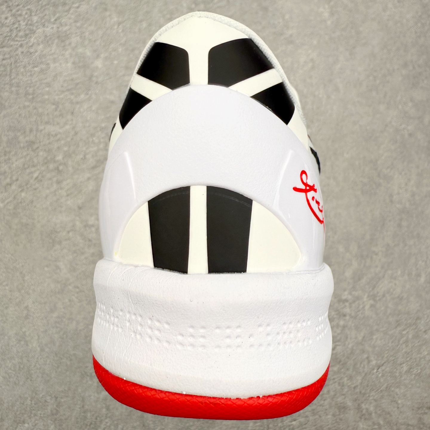 图片[8]-NK Zoom Kobe 8 Protro 科比八代实战篮球鞋 马年定制CYN配色 Eric Avar 这一次在设计中将轻盈发挥到了极致 鞋面采用了更加轻盈、更加强韧的创新的Flywire 2.0技术 球鞋重量更加轻质 重量仅为10.6盎司 内靴设计也使得穿着更加舒适 中底的配置则依日是可靠的zoom气垫和碳板的搭配 外底有个小细节令人十分喜欢 将纹路做成了心电图状 寓意科比对于篮球的喜爱 尺码：40 40.5 41 42 42.5 43 44 44.5 45 46-选品中心