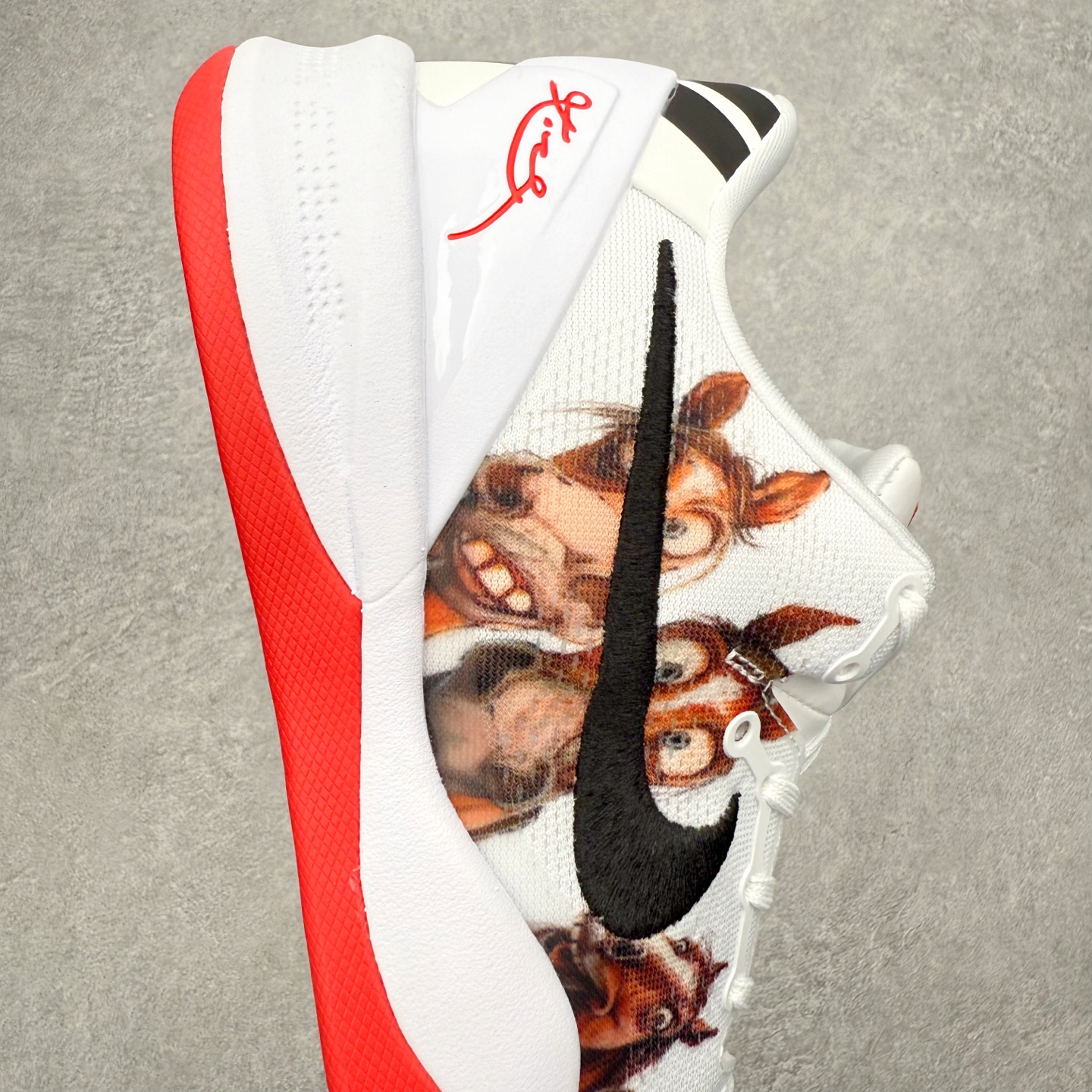 图片[6]-NK Zoom Kobe 8 Protro 科比八代实战篮球鞋 马年定制CYN配色 Eric Avar 这一次在设计中将轻盈发挥到了极致 鞋面采用了更加轻盈、更加强韧的创新的Flywire 2.0技术 球鞋重量更加轻质 重量仅为10.6盎司 内靴设计也使得穿着更加舒适 中底的配置则依日是可靠的zoom气垫和碳板的搭配 外底有个小细节令人十分喜欢 将纹路做成了心电图状 寓意科比对于篮球的喜爱 尺码：40 40.5 41 42 42.5 43 44 44.5 45 46-选品中心