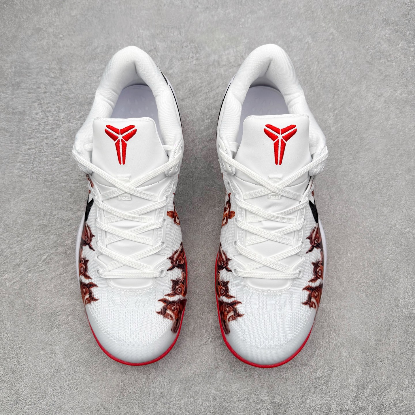 图片[2]-NK Zoom Kobe 8 Protro 科比八代实战篮球鞋 马年定制CYN配色 Eric Avar 这一次在设计中将轻盈发挥到了极致 鞋面采用了更加轻盈、更加强韧的创新的Flywire 2.0技术 球鞋重量更加轻质 重量仅为10.6盎司 内靴设计也使得穿着更加舒适 中底的配置则依日是可靠的zoom气垫和碳板的搭配 外底有个小细节令人十分喜欢 将纹路做成了心电图状 寓意科比对于篮球的喜爱 尺码：40 40.5 41 42 42.5 43 44 44.5 45 46-选品中心