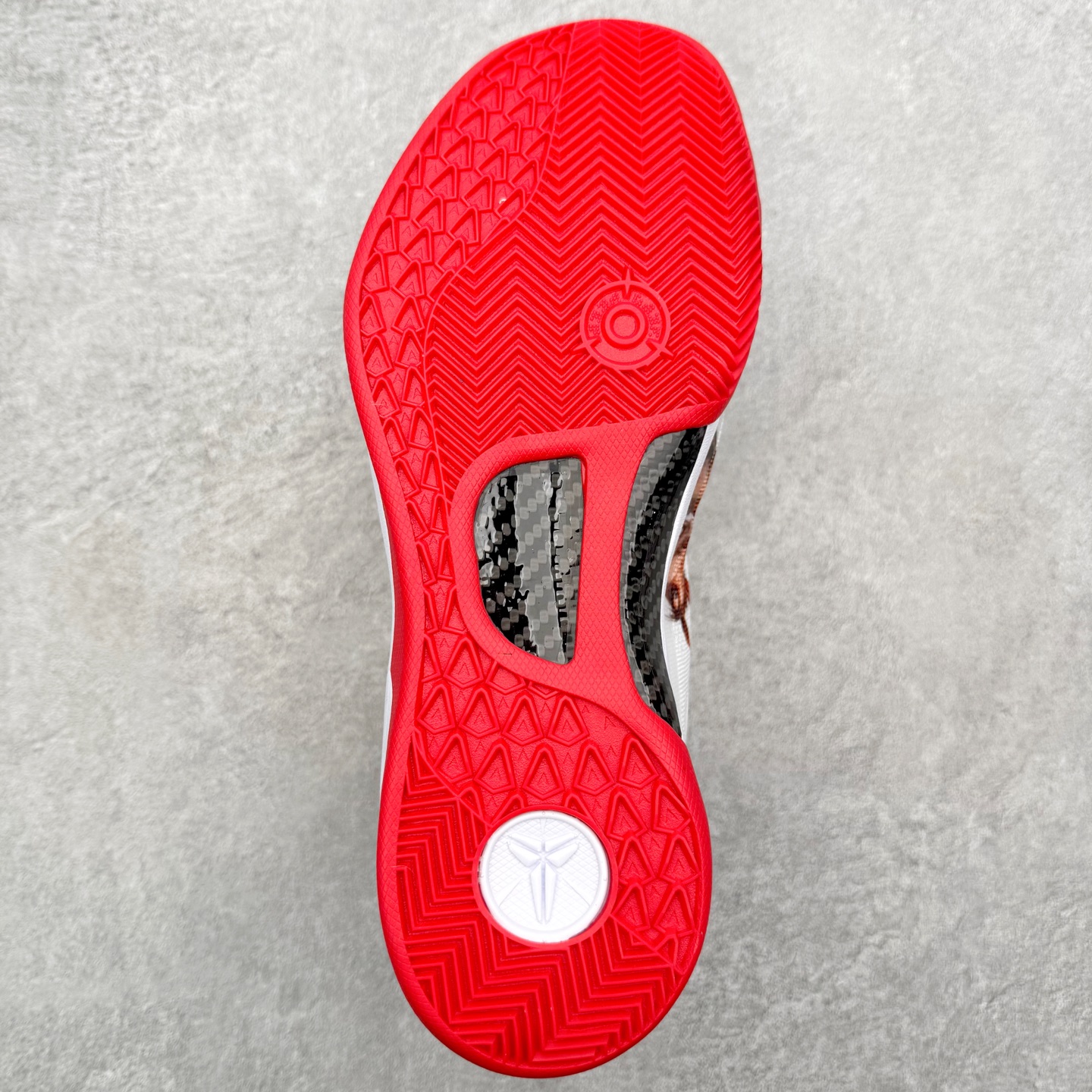 图片[9]-NK Zoom Kobe 8 Protro 科比八代实战篮球鞋 马年定制CYN配色 Eric Avar 这一次在设计中将轻盈发挥到了极致 鞋面采用了更加轻盈、更加强韧的创新的Flywire 2.0技术 球鞋重量更加轻质 重量仅为10.6盎司 内靴设计也使得穿着更加舒适 中底的配置则依日是可靠的zoom气垫和碳板的搭配 外底有个小细节令人十分喜欢 将纹路做成了心电图状 寓意科比对于篮球的喜爱 尺码：40 40.5 41 42 42.5 43 44 44.5 45 46-选品中心