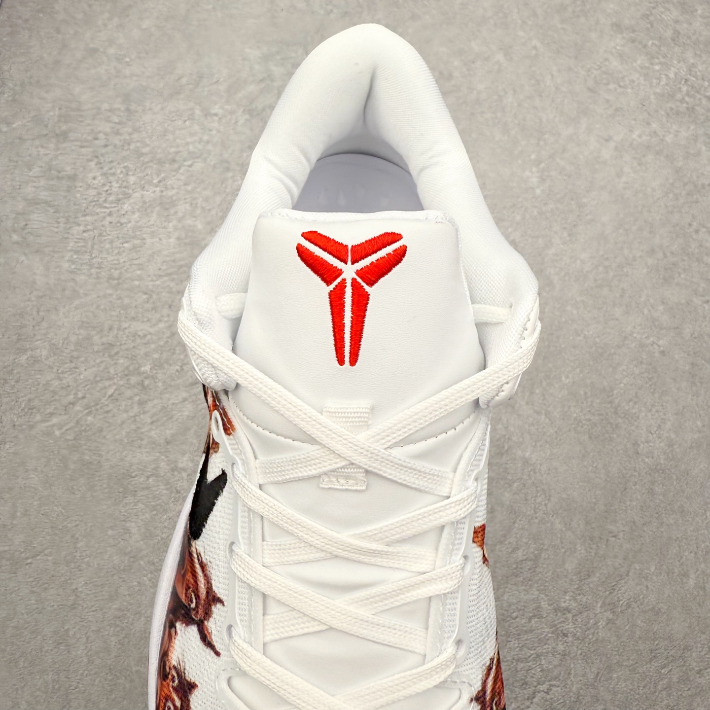 图片[5]-NK Zoom Kobe 8 Protro 科比八代实战篮球鞋 马年定制CYN配色 Eric Avar 这一次在设计中将轻盈发挥到了极致 鞋面采用了更加轻盈、更加强韧的创新的Flywire 2.0技术 球鞋重量更加轻质 重量仅为10.6盎司 内靴设计也使得穿着更加舒适 中底的配置则依日是可靠的zoom气垫和碳板的搭配 外底有个小细节令人十分喜欢 将纹路做成了心电图状 寓意科比对于篮球的喜爱 尺码：40 40.5 41 42 42.5 43 44 44.5 45 46-选品中心