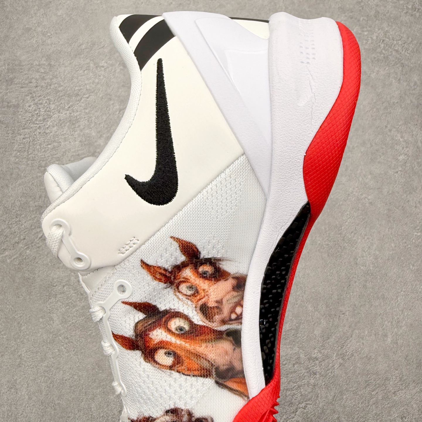 图片[7]-NK Zoom Kobe 8 Protro 科比八代实战篮球鞋 马年定制CYN配色 Eric Avar 这一次在设计中将轻盈发挥到了极致 鞋面采用了更加轻盈、更加强韧的创新的Flywire 2.0技术 球鞋重量更加轻质 重量仅为10.6盎司 内靴设计也使得穿着更加舒适 中底的配置则依日是可靠的zoom气垫和碳板的搭配 外底有个小细节令人十分喜欢 将纹路做成了心电图状 寓意科比对于篮球的喜爱 尺码：40 40.5 41 42 42.5 43 44 44.5 45 46-选品中心