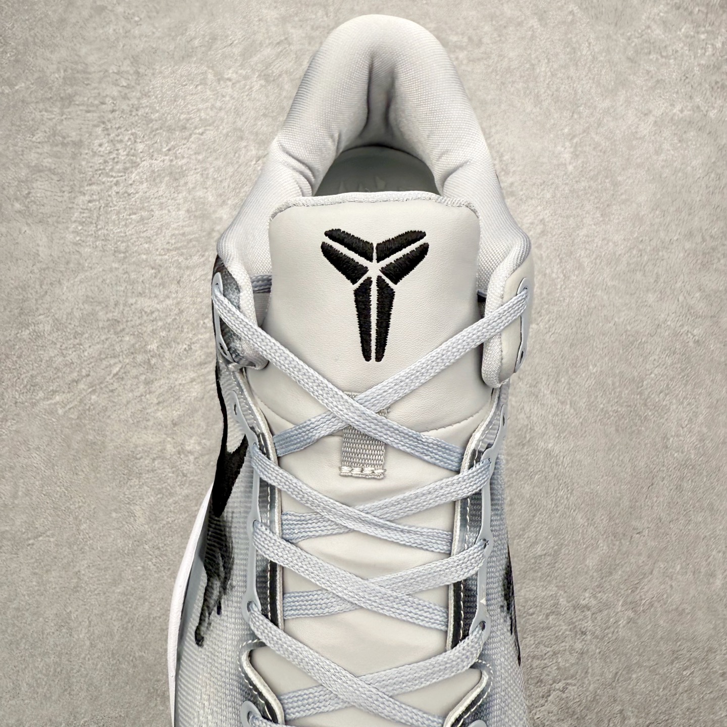 图片[5]-NK Zoom Kobe 8 Protro 科比八代实战篮球鞋 马年定制CYN配色 Eric Avar 这一次在设计中将轻盈发挥到了极致 鞋面采用了更加轻盈、更加强韧的创新的Flywire 2.0技术 球鞋重量更加轻质 重量仅为10.6盎司 内靴设计也使得穿着更加舒适 中底的配置则依日是可靠的zoom气垫和碳板的搭配 外底有个小细节令人十分喜欢 将纹路做成了心电图状 寓意科比对于篮球的喜爱 尺码：40 40.5 41 42 42.5 43 44 44.5 45 46-选品中心