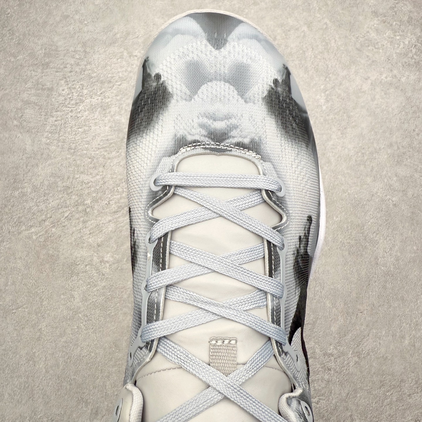 图片[4]-NK Zoom Kobe 8 Protro 科比八代实战篮球鞋 马年定制CYN配色 Eric Avar 这一次在设计中将轻盈发挥到了极致 鞋面采用了更加轻盈、更加强韧的创新的Flywire 2.0技术 球鞋重量更加轻质 重量仅为10.6盎司 内靴设计也使得穿着更加舒适 中底的配置则依日是可靠的zoom气垫和碳板的搭配 外底有个小细节令人十分喜欢 将纹路做成了心电图状 寓意科比对于篮球的喜爱 尺码：40 40.5 41 42 42.5 43 44 44.5 45 46-选品中心