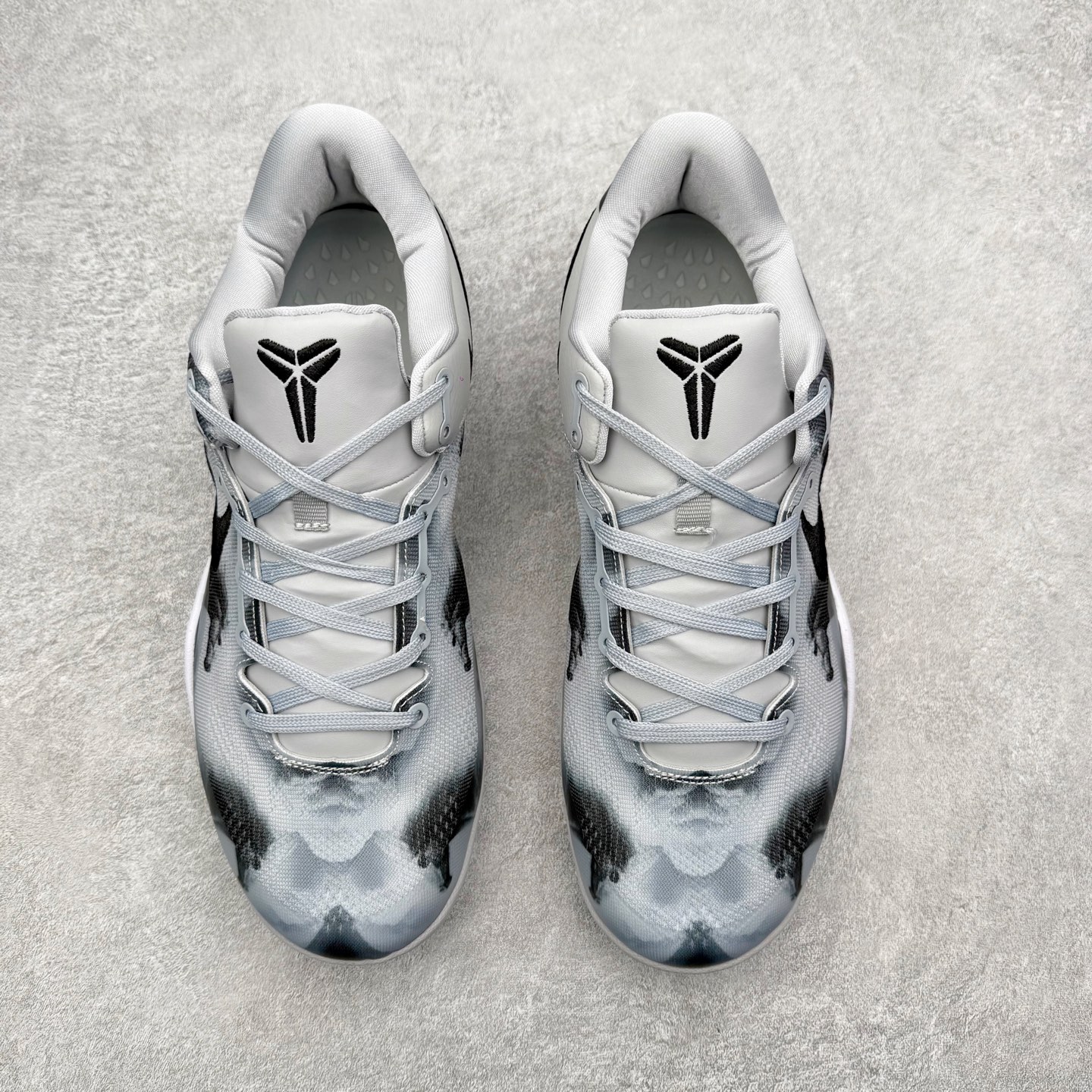 图片[2]-NK Zoom Kobe 8 Protro 科比八代实战篮球鞋 马年定制CYN配色 Eric Avar 这一次在设计中将轻盈发挥到了极致 鞋面采用了更加轻盈、更加强韧的创新的Flywire 2.0技术 球鞋重量更加轻质 重量仅为10.6盎司 内靴设计也使得穿着更加舒适 中底的配置则依日是可靠的zoom气垫和碳板的搭配 外底有个小细节令人十分喜欢 将纹路做成了心电图状 寓意科比对于篮球的喜爱 尺码：40 40.5 41 42 42.5 43 44 44.5 45 46-选品中心