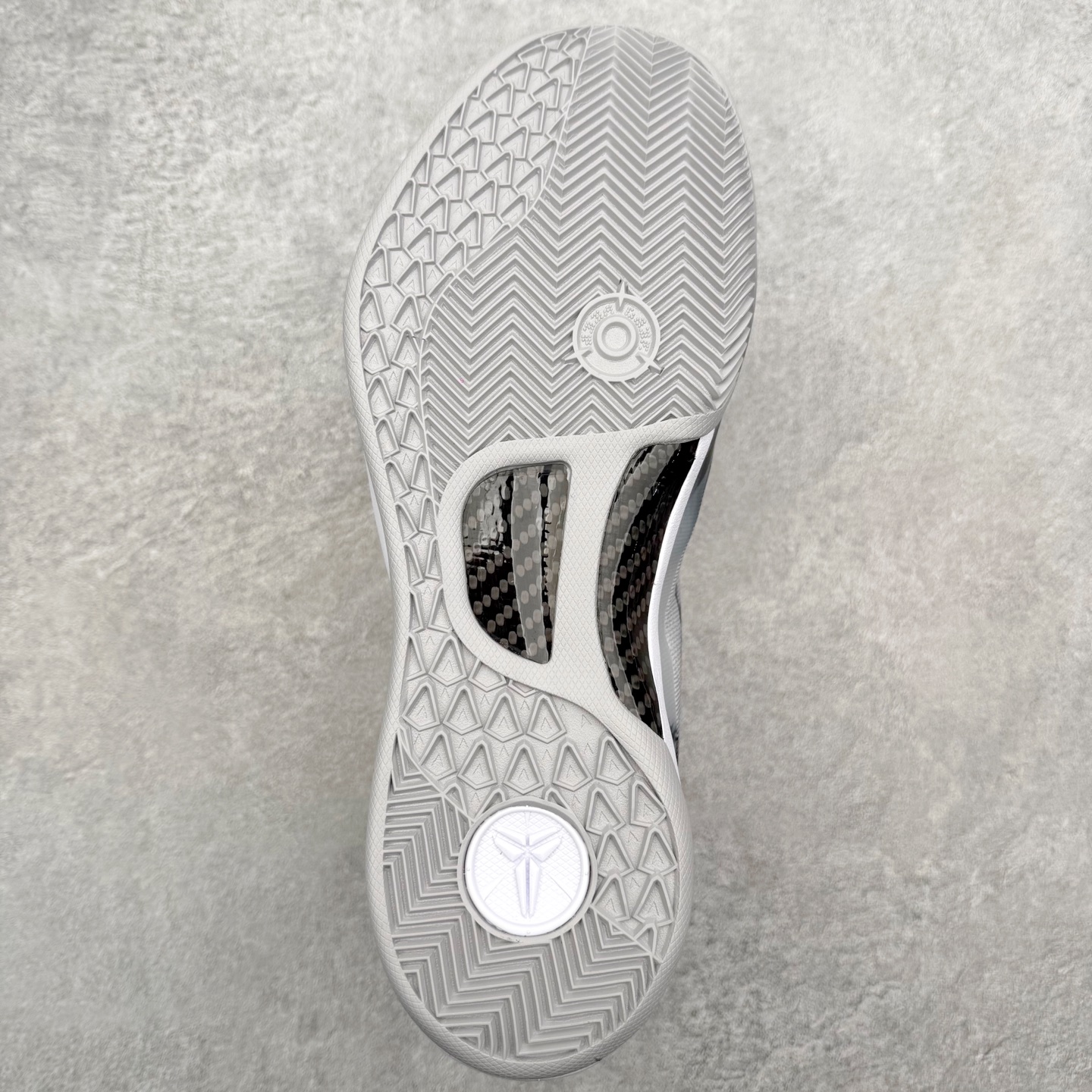 图片[9]-NK Zoom Kobe 8 Protro 科比八代实战篮球鞋 马年定制CYN配色 Eric Avar 这一次在设计中将轻盈发挥到了极致 鞋面采用了更加轻盈、更加强韧的创新的Flywire 2.0技术 球鞋重量更加轻质 重量仅为10.6盎司 内靴设计也使得穿着更加舒适 中底的配置则依日是可靠的zoom气垫和碳板的搭配 外底有个小细节令人十分喜欢 将纹路做成了心电图状 寓意科比对于篮球的喜爱 尺码：40 40.5 41 42 42.5 43 44 44.5 45 46-选品中心