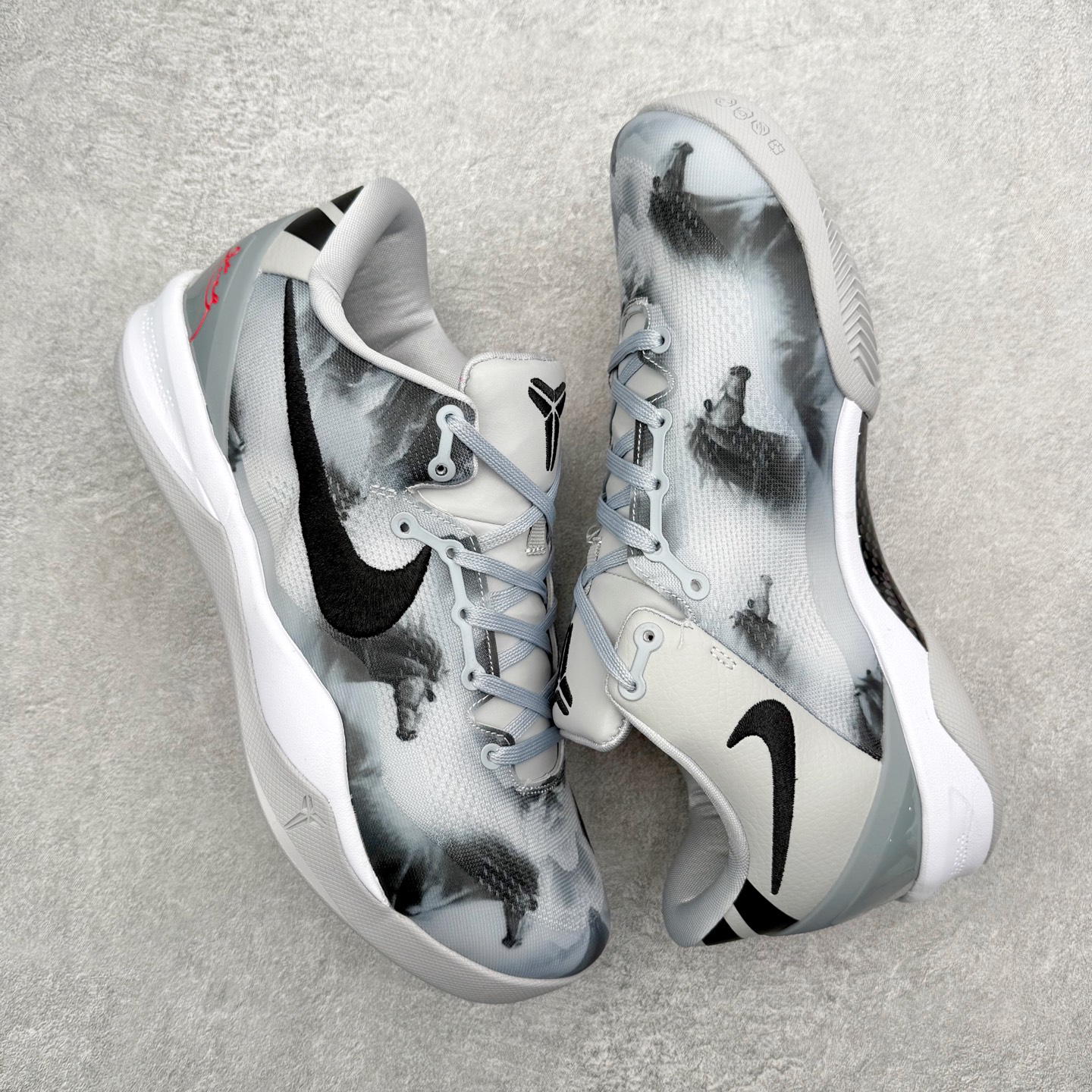 图片[3]-NK Zoom Kobe 8 Protro 科比八代实战篮球鞋 马年定制CYN配色 Eric Avar 这一次在设计中将轻盈发挥到了极致 鞋面采用了更加轻盈、更加强韧的创新的Flywire 2.0技术 球鞋重量更加轻质 重量仅为10.6盎司 内靴设计也使得穿着更加舒适 中底的配置则依日是可靠的zoom气垫和碳板的搭配 外底有个小细节令人十分喜欢 将纹路做成了心电图状 寓意科比对于篮球的喜爱 尺码：40 40.5 41 42 42.5 43 44 44.5 45 46-选品中心