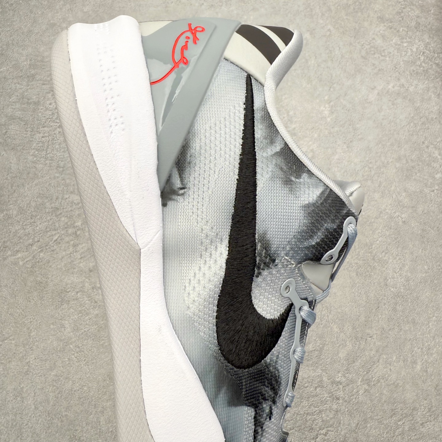 图片[6]-NK Zoom Kobe 8 Protro 科比八代实战篮球鞋 马年定制CYN配色 Eric Avar 这一次在设计中将轻盈发挥到了极致 鞋面采用了更加轻盈、更加强韧的创新的Flywire 2.0技术 球鞋重量更加轻质 重量仅为10.6盎司 内靴设计也使得穿着更加舒适 中底的配置则依日是可靠的zoom气垫和碳板的搭配 外底有个小细节令人十分喜欢 将纹路做成了心电图状 寓意科比对于篮球的喜爱 尺码：40 40.5 41 42 42.5 43 44 44.5 45 46-选品中心