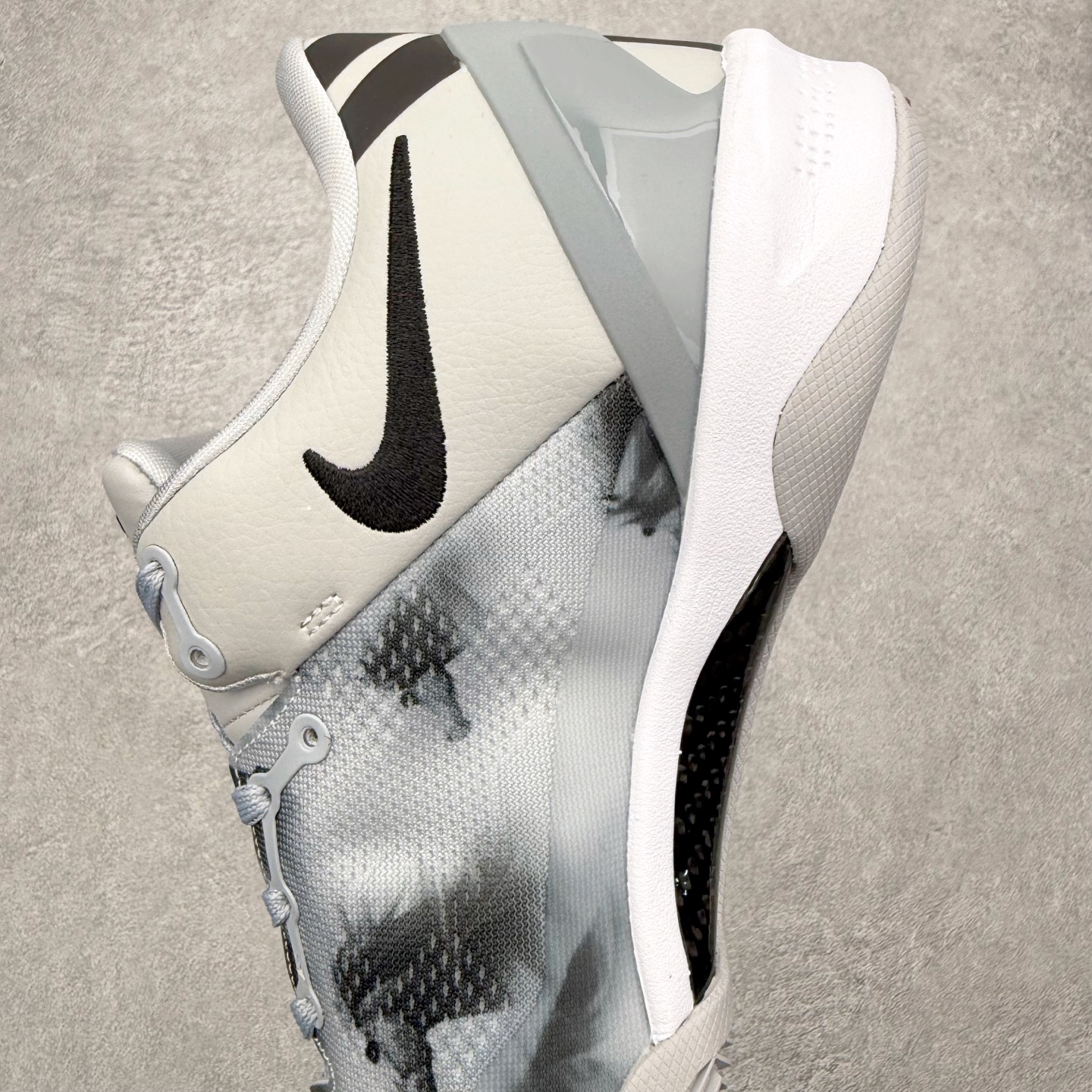 图片[7]-NK Zoom Kobe 8 Protro 科比八代实战篮球鞋 马年定制CYN配色 Eric Avar 这一次在设计中将轻盈发挥到了极致 鞋面采用了更加轻盈、更加强韧的创新的Flywire 2.0技术 球鞋重量更加轻质 重量仅为10.6盎司 内靴设计也使得穿着更加舒适 中底的配置则依日是可靠的zoom气垫和碳板的搭配 外底有个小细节令人十分喜欢 将纹路做成了心电图状 寓意科比对于篮球的喜爱 尺码：40 40.5 41 42 42.5 43 44 44.5 45 46-选品中心