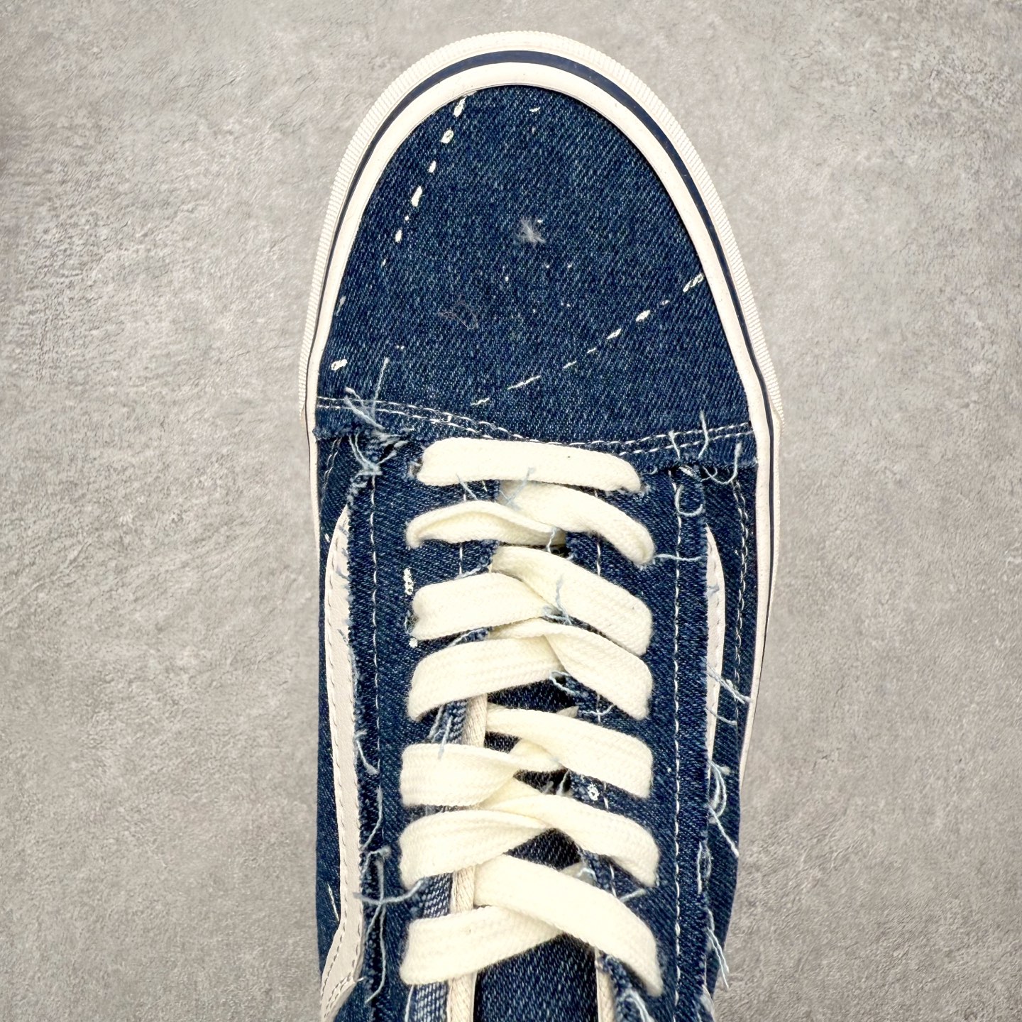 图片[4]-Vans x INVINCIBLE 2.0 解构撕撕乐 Vans与INVINCIBLE®再度携手推出的“Off The Rhyme”联名系列，以经典鞋款Old Skool和SK8-M为画布，将滑板磨损的痕迹转化为视觉韵律，用解构主义笔触勾勒出街头文化与音乐律动的对话。 鞋面是采用做旧粗糙丹宁布，黑色款溅满白色颜料点，牛仔蓝款透着水洗做旧感，鞋面结构在穿着过程中显露更多层次，仿佛在与路面的摩擦中不断生成新的纹理，将其视作流动的节奏线条；鞋面覆盖的不规则泼漆图案。依旧延续了一代联名毛边布的风格，鞋面可刮开DIY，内里棋盘格vans经典元素，设计巧思细节满满。 让每双鞋都因穿着习惯不同而发展出独一无二的样貌，为每一位穿着者保留了自我表达的空间。 货号：VN000XUKGTW 黑色 货号：VN000E9HGTL 蓝色 尺码：35 36 36.5 37 38 38.5 39 40 40.5 42 42 42.5 43 44-选品中心