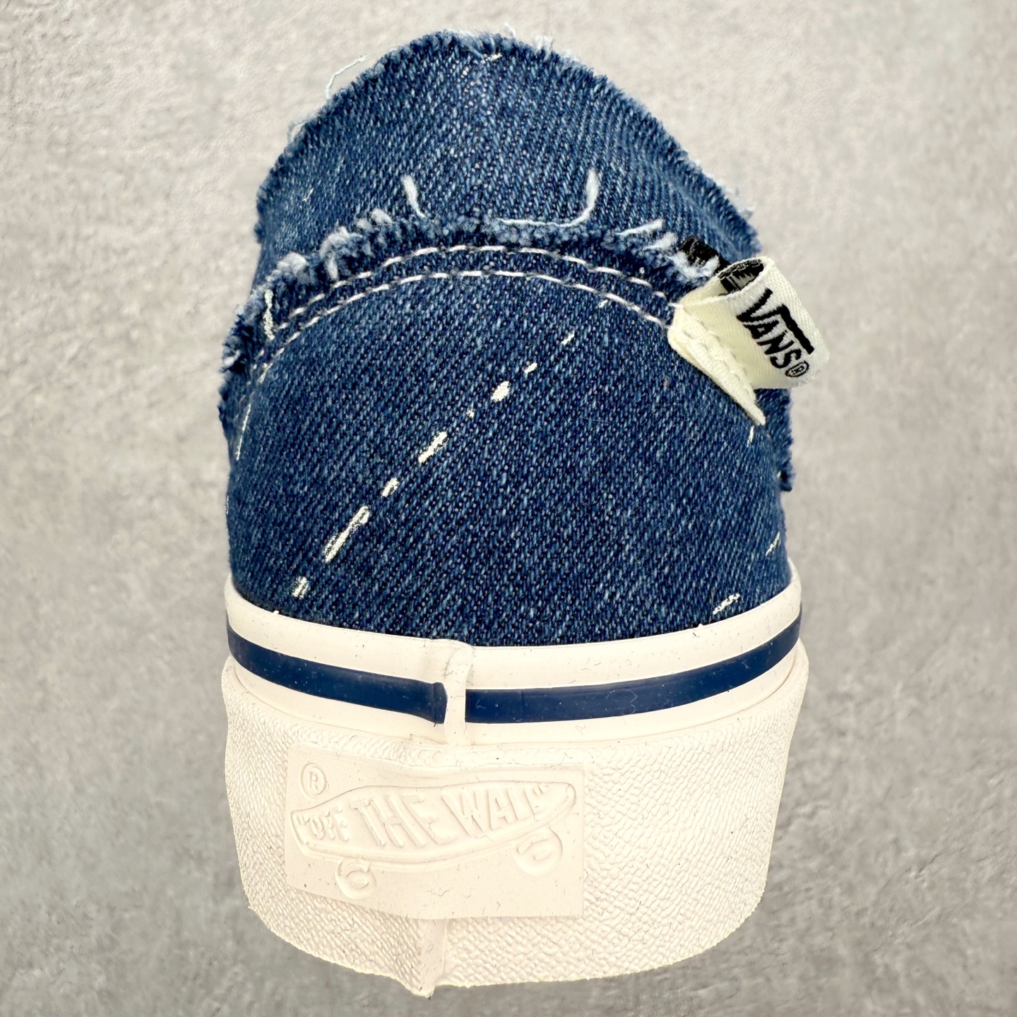 图片[8]-Vans x INVINCIBLE 2.0 解构撕撕乐 Vans与INVINCIBLE®再度携手推出的“Off The Rhyme”联名系列，以经典鞋款Old Skool和SK8-M为画布，将滑板磨损的痕迹转化为视觉韵律，用解构主义笔触勾勒出街头文化与音乐律动的对话。 鞋面是采用做旧粗糙丹宁布，黑色款溅满白色颜料点，牛仔蓝款透着水洗做旧感，鞋面结构在穿着过程中显露更多层次，仿佛在与路面的摩擦中不断生成新的纹理，将其视作流动的节奏线条；鞋面覆盖的不规则泼漆图案。依旧延续了一代联名毛边布的风格，鞋面可刮开DIY，内里棋盘格vans经典元素，设计巧思细节满满。 让每双鞋都因穿着习惯不同而发展出独一无二的样貌，为每一位穿着者保留了自我表达的空间。 货号：VN000XUKGTW 黑色 货号：VN000E9HGTL 蓝色 尺码：35 36 36.5 37 38 38.5 39 40 40.5 42 42 42.5 43 44-选品中心