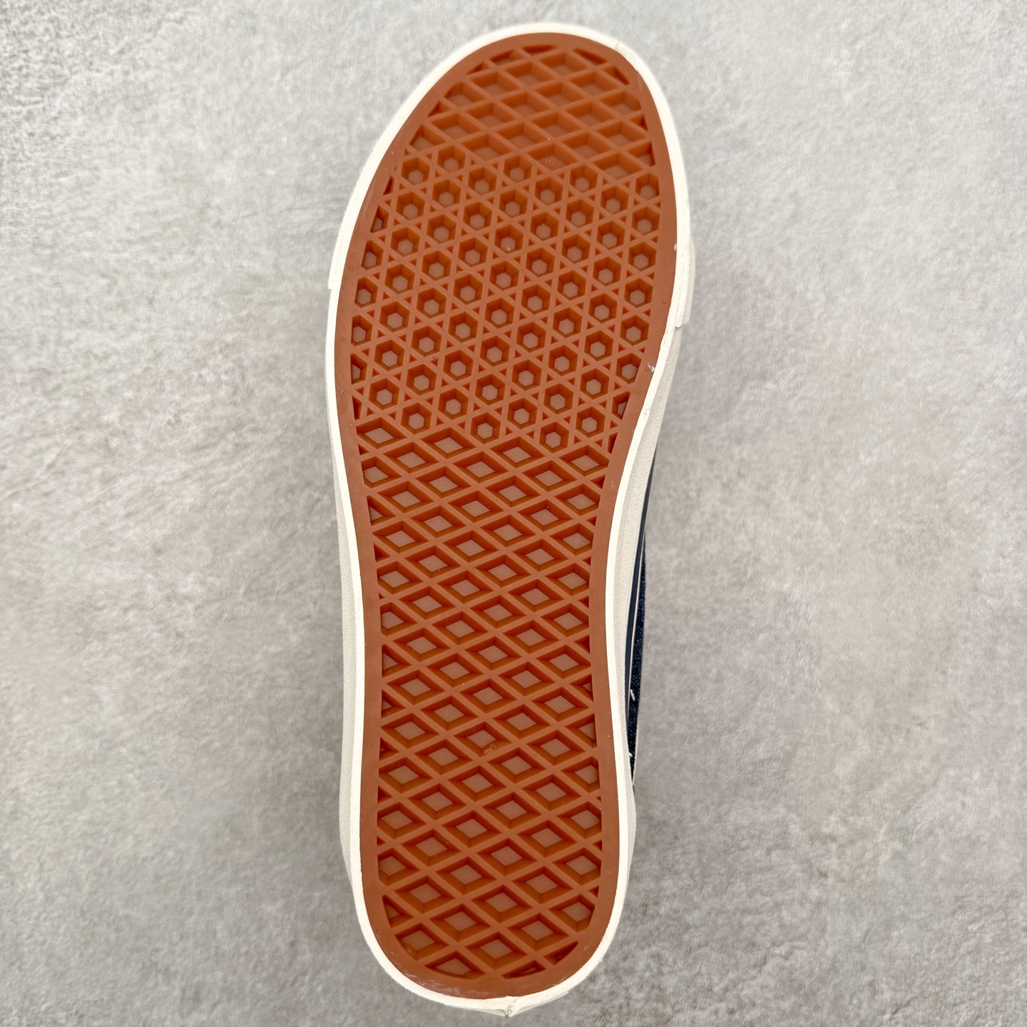 图片[9]-Vans x INVINCIBLE 2.0 解构撕撕乐 Vans与INVINCIBLE®再度携手推出的“Off The Rhyme”联名系列，以经典鞋款Old Skool和SK8-M为画布，将滑板磨损的痕迹转化为视觉韵律，用解构主义笔触勾勒出街头文化与音乐律动的对话。 鞋面是采用做旧粗糙丹宁布，黑色款溅满白色颜料点，牛仔蓝款透着水洗做旧感，鞋面结构在穿着过程中显露更多层次，仿佛在与路面的摩擦中不断生成新的纹理，将其视作流动的节奏线条；鞋面覆盖的不规则泼漆图案。依旧延续了一代联名毛边布的风格，鞋面可刮开DIY，内里棋盘格vans经典元素，设计巧思细节满满。 让每双鞋都因穿着习惯不同而发展出独一无二的样貌，为每一位穿着者保留了自我表达的空间。 货号：VN000XUKGTW 黑色 货号：VN000E9HGTL 蓝色 尺码：35 36 36.5 37 38 38.5 39 40 40.5 42 42 42.5 43 44-选品中心