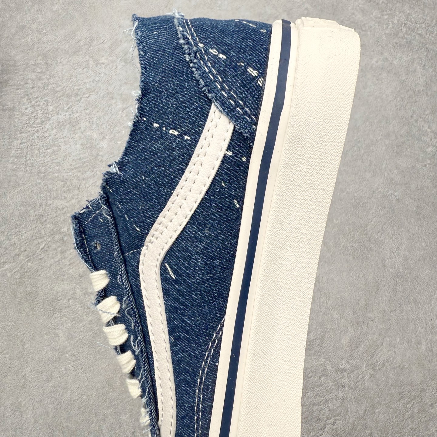 图片[7]-Vans x INVINCIBLE 2.0 解构撕撕乐 Vans与INVINCIBLE®再度携手推出的“Off The Rhyme”联名系列，以经典鞋款Old Skool和SK8-M为画布，将滑板磨损的痕迹转化为视觉韵律，用解构主义笔触勾勒出街头文化与音乐律动的对话。 鞋面是采用做旧粗糙丹宁布，黑色款溅满白色颜料点，牛仔蓝款透着水洗做旧感，鞋面结构在穿着过程中显露更多层次，仿佛在与路面的摩擦中不断生成新的纹理，将其视作流动的节奏线条；鞋面覆盖的不规则泼漆图案。依旧延续了一代联名毛边布的风格，鞋面可刮开DIY，内里棋盘格vans经典元素，设计巧思细节满满。 让每双鞋都因穿着习惯不同而发展出独一无二的样貌，为每一位穿着者保留了自我表达的空间。 货号：VN000XUKGTW 黑色 货号：VN000E9HGTL 蓝色 尺码：35 36 36.5 37 38 38.5 39 40 40.5 42 42 42.5 43 44-选品中心