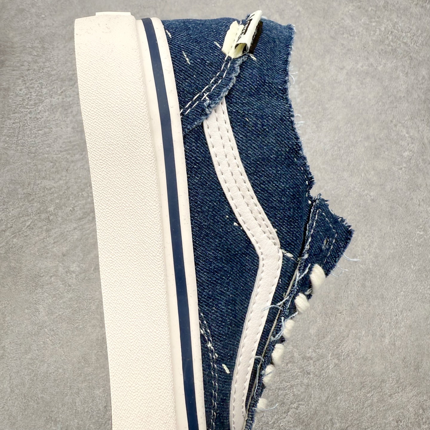 图片[6]-Vans x INVINCIBLE 2.0 解构撕撕乐 Vans与INVINCIBLE®再度携手推出的“Off The Rhyme”联名系列，以经典鞋款Old Skool和SK8-M为画布，将滑板磨损的痕迹转化为视觉韵律，用解构主义笔触勾勒出街头文化与音乐律动的对话。 鞋面是采用做旧粗糙丹宁布，黑色款溅满白色颜料点，牛仔蓝款透着水洗做旧感，鞋面结构在穿着过程中显露更多层次，仿佛在与路面的摩擦中不断生成新的纹理，将其视作流动的节奏线条；鞋面覆盖的不规则泼漆图案。依旧延续了一代联名毛边布的风格，鞋面可刮开DIY，内里棋盘格vans经典元素，设计巧思细节满满。 让每双鞋都因穿着习惯不同而发展出独一无二的样貌，为每一位穿着者保留了自我表达的空间。 货号：VN000XUKGTW 黑色 货号：VN000E9HGTL 蓝色 尺码：35 36 36.5 37 38 38.5 39 40 40.5 42 42 42.5 43 44-选品中心