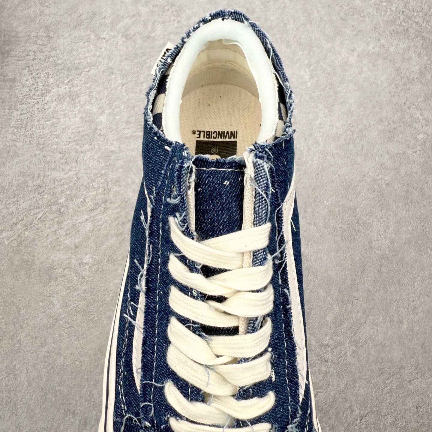 图片[5]-Vans x INVINCIBLE 2.0 解构撕撕乐 Vans与INVINCIBLE®再度携手推出的“Off The Rhyme”联名系列，以经典鞋款Old Skool和SK8-M为画布，将滑板磨损的痕迹转化为视觉韵律，用解构主义笔触勾勒出街头文化与音乐律动的对话。 鞋面是采用做旧粗糙丹宁布，黑色款溅满白色颜料点，牛仔蓝款透着水洗做旧感，鞋面结构在穿着过程中显露更多层次，仿佛在与路面的摩擦中不断生成新的纹理，将其视作流动的节奏线条；鞋面覆盖的不规则泼漆图案。依旧延续了一代联名毛边布的风格，鞋面可刮开DIY，内里棋盘格vans经典元素，设计巧思细节满满。 让每双鞋都因穿着习惯不同而发展出独一无二的样貌，为每一位穿着者保留了自我表达的空间。 货号：VN000XUKGTW 黑色 货号：VN000E9HGTL 蓝色 尺码：35 36 36.5 37 38 38.5 39 40 40.5 42 42 42.5 43 44-选品中心