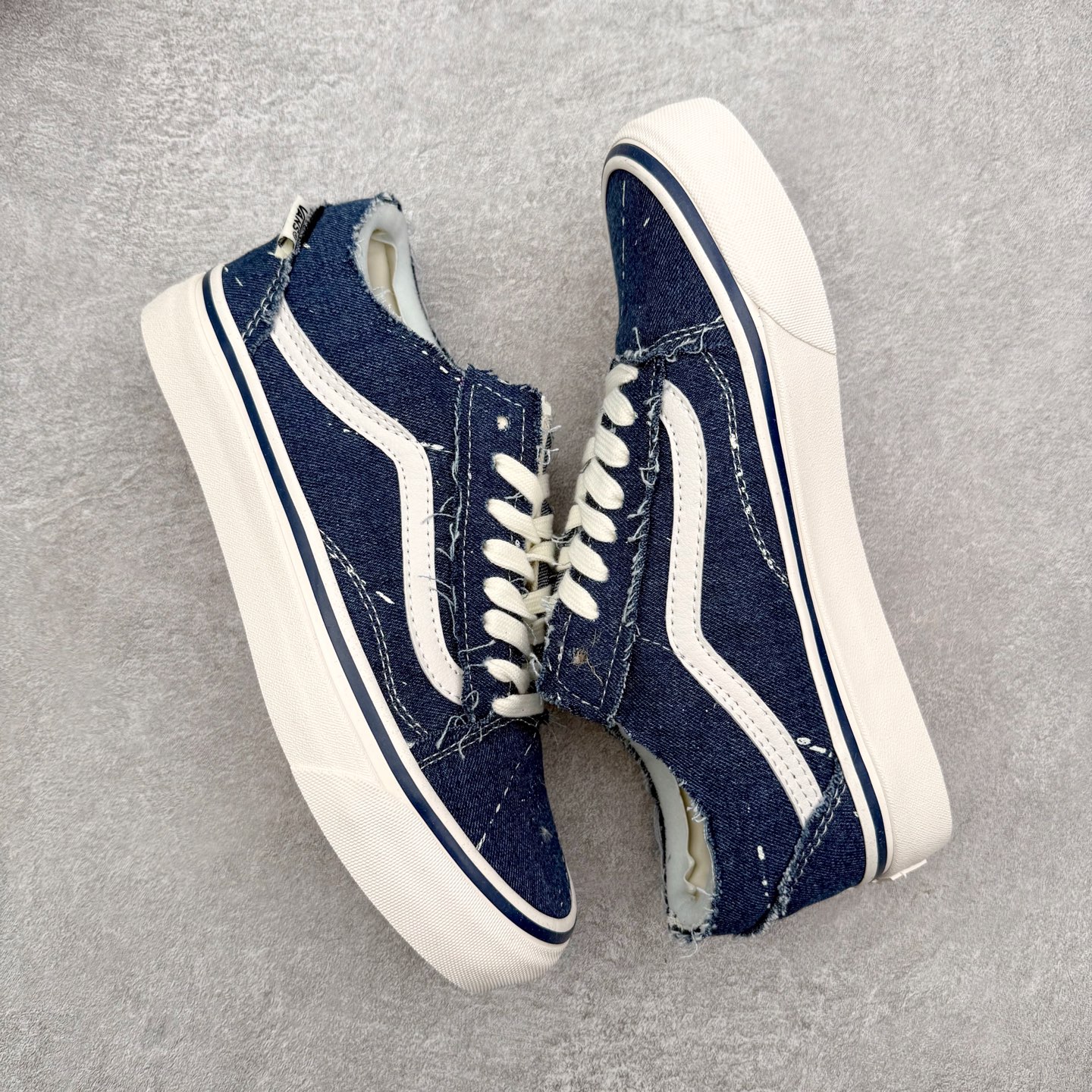 图片[3]-Vans x INVINCIBLE 2.0 解构撕撕乐 Vans与INVINCIBLE®再度携手推出的“Off The Rhyme”联名系列，以经典鞋款Old Skool和SK8-M为画布，将滑板磨损的痕迹转化为视觉韵律，用解构主义笔触勾勒出街头文化与音乐律动的对话。 鞋面是采用做旧粗糙丹宁布，黑色款溅满白色颜料点，牛仔蓝款透着水洗做旧感，鞋面结构在穿着过程中显露更多层次，仿佛在与路面的摩擦中不断生成新的纹理，将其视作流动的节奏线条；鞋面覆盖的不规则泼漆图案。依旧延续了一代联名毛边布的风格，鞋面可刮开DIY，内里棋盘格vans经典元素，设计巧思细节满满。 让每双鞋都因穿着习惯不同而发展出独一无二的样貌，为每一位穿着者保留了自我表达的空间。 货号：VN000XUKGTW 黑色 货号：VN000E9HGTL 蓝色 尺码：35 36 36.5 37 38 38.5 39 40 40.5 42 42 42.5 43 44-选品中心
